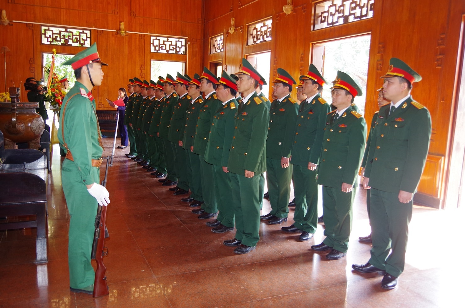 Đoàn đại biểu Bộ CHQS tỉnh thành kính tưởng nhớ, tri ân Chủ tịch Hồ Chí Minh - Người Cha thân yêu đã sáng lập, rèn luyện Quân đội nhân dân Việt Nam. Ảnh: Phong Quang