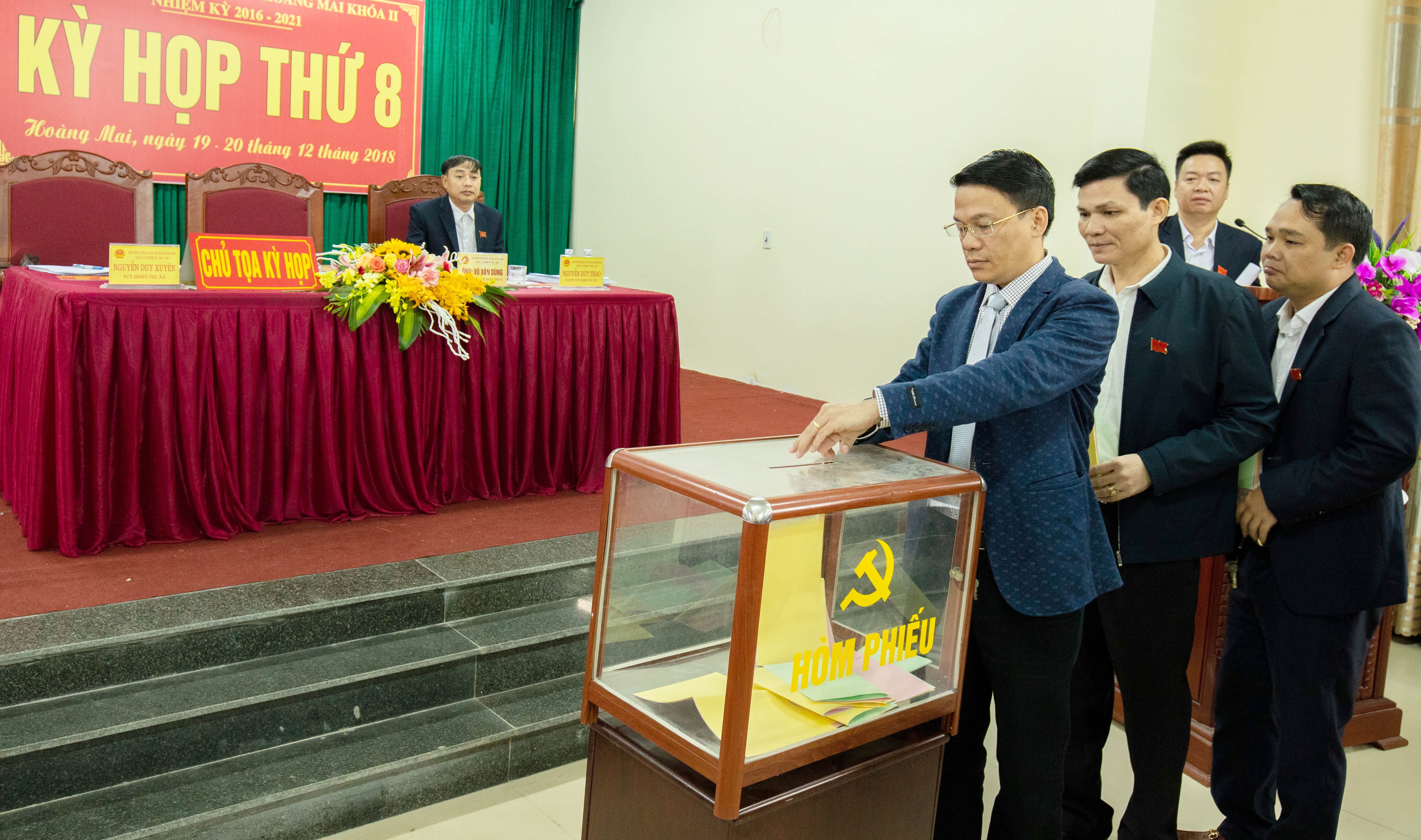 Các đại biểu HĐND thị xã Hoàng Mai bỏ phiếu lấy phiếu tín nhiệm các chức danh do HĐND bầu. Ảnh: Tuấn Anh