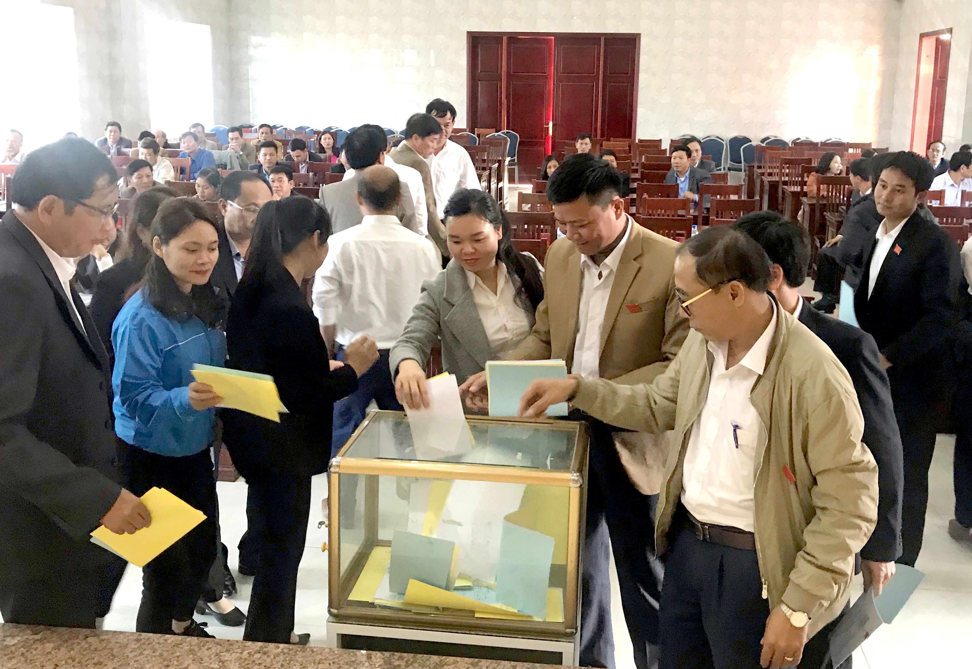 Các đại biểu HĐND huyện Nghĩa Đàn bỏ phiếu lấy phiếu tín nhiệm các chức danh do HĐND bầu. Ảnh: Minh Thái