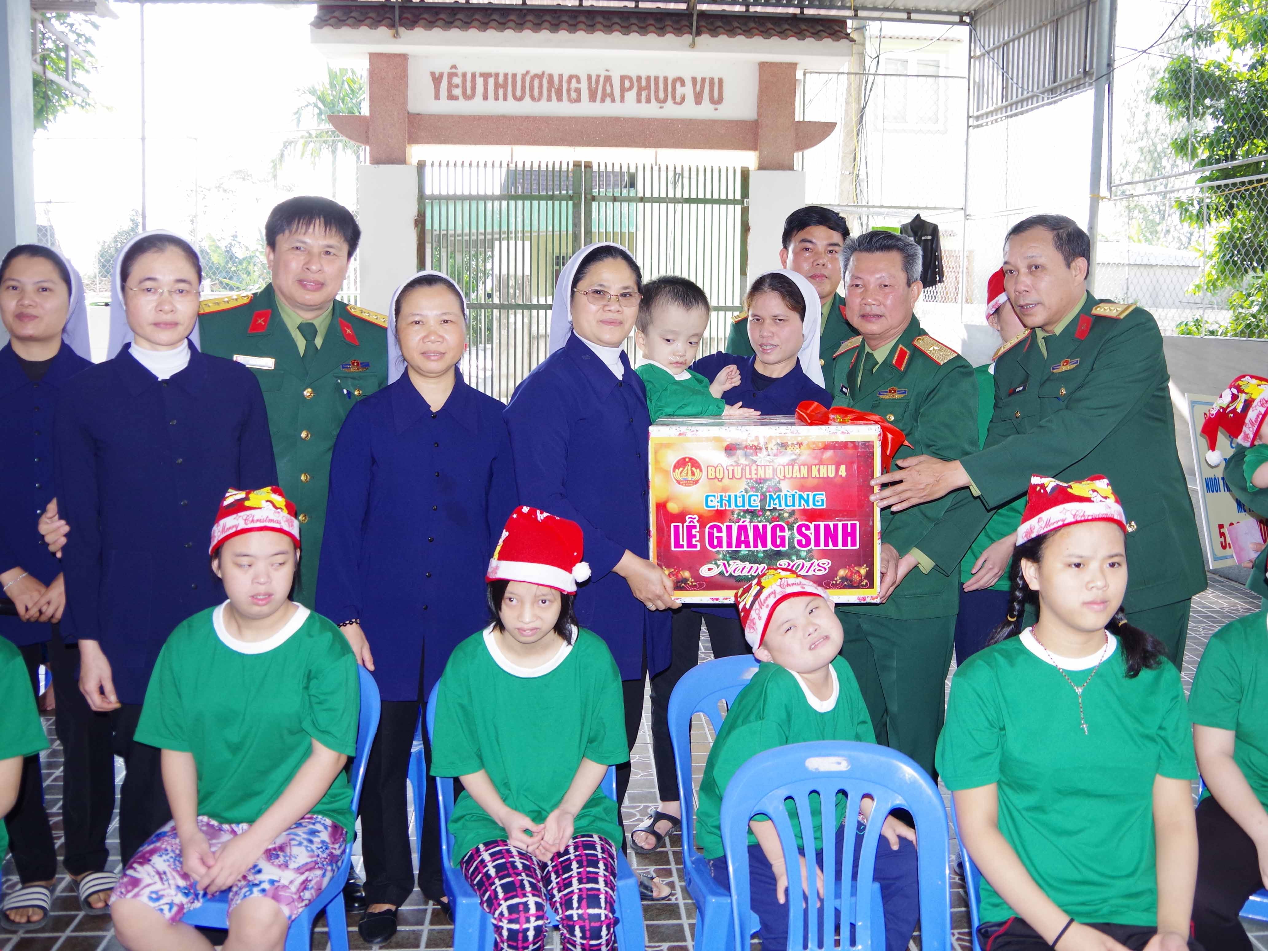 Thăm, tặng quà Trung tâm nuôi dưỡng trẻ mồ côi và khuyết tật Têrêsa Giáo họ Tân Hương, Giáo xứ Bố Sơn, xã Nghi Vạn 