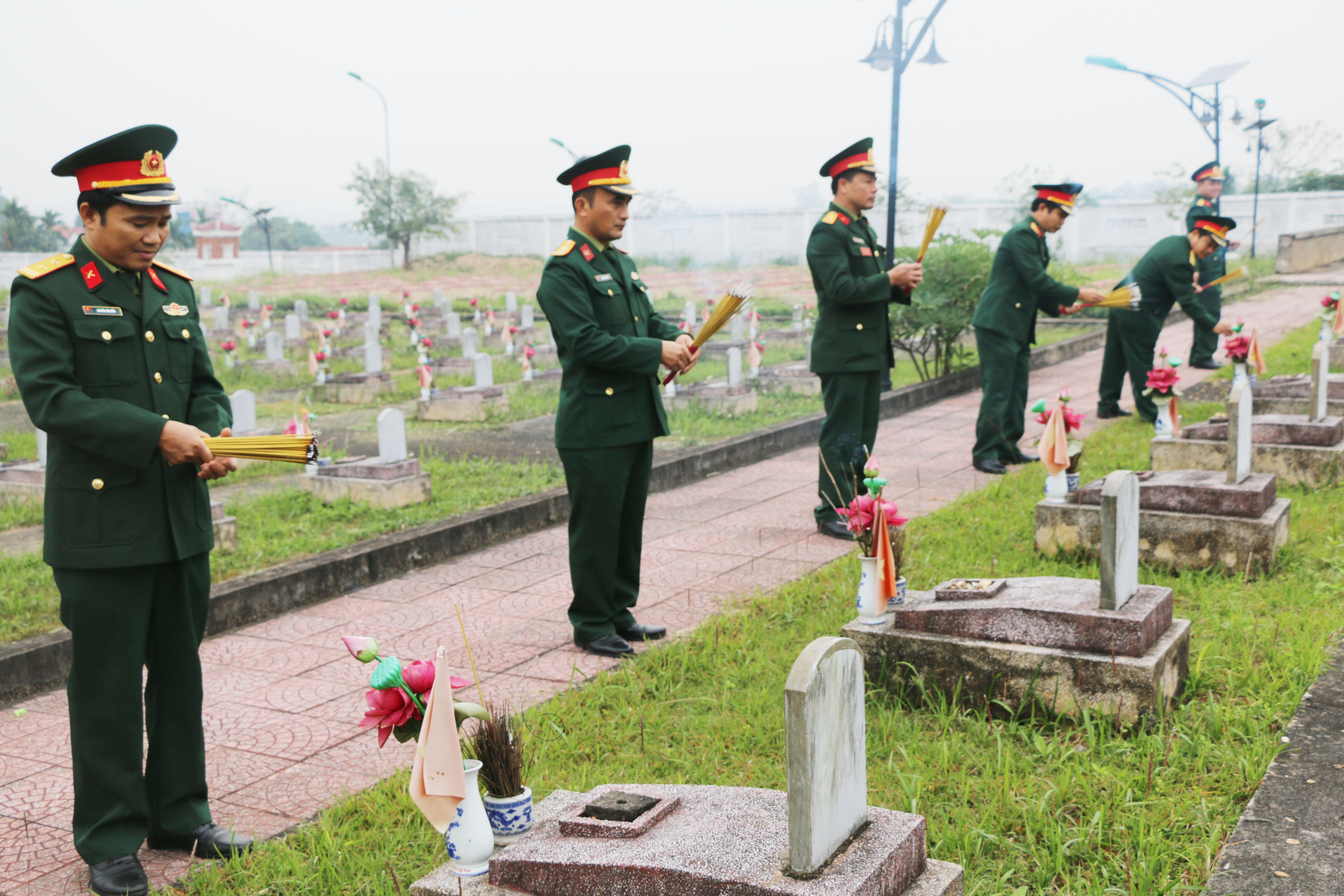 Cán bộ chiến sỹ Ban chỉ huy quân sự dâng hương tại phần mộ các anh hùng liệt sỹ