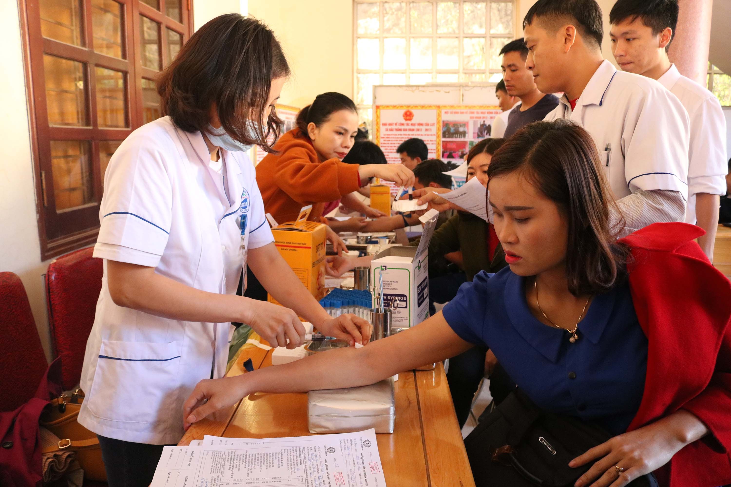 Với chủ đề trao sự sống bằng cách hiến máu, đã có 700 tình nguyện viên tham gia ngày hội. Ảnh: Lữ Phú