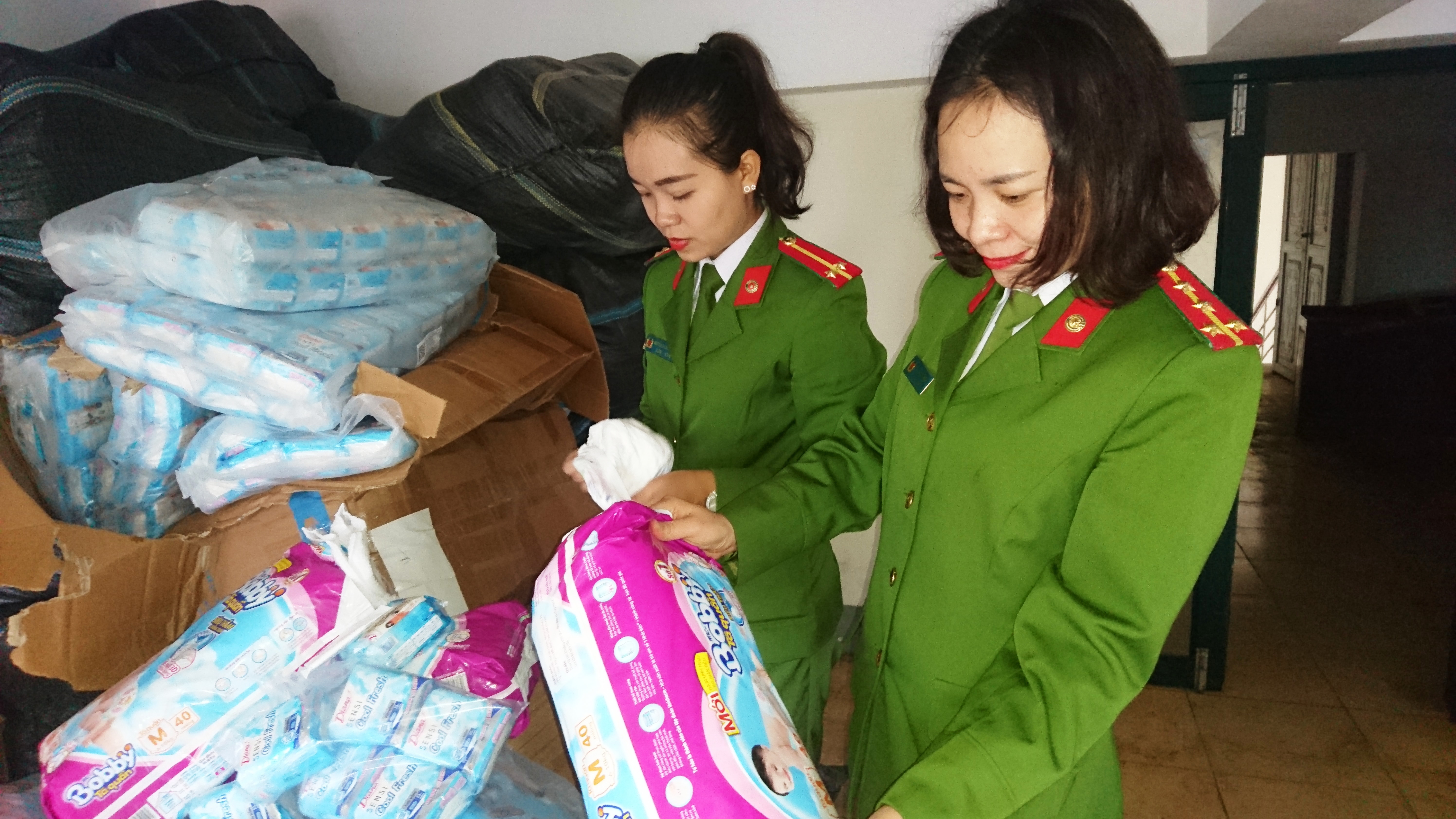 Lực lượng chức năng kiểm tra sống tang vật vi phạm. Ảnh: Hồng Quang