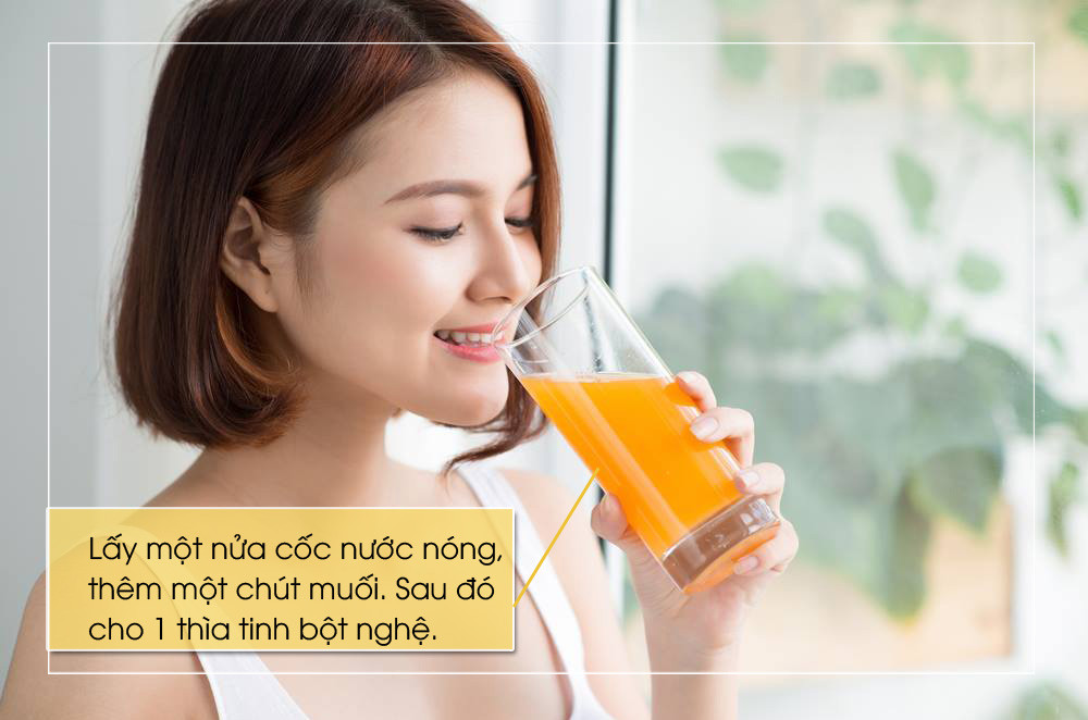  Nghệ cũng được dùng để chữa ho; Lấy một nửa cốc nước nóng, thêm một chút muối. Sau đó cho 1 thìa tinh bột nghệ rồi quấy đều và uống ngày một lần. Uống liên tục 3 ngày.