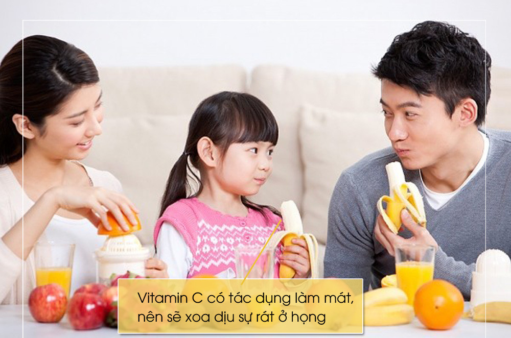 Vitamin C có tác dụng làm mát, nên sẽ xoa dịu sự rát ở họng. Vitamin C còn làm tăng sức đề kháng chung của cơ thể, nên sẽ giúp bệnh được đẩy lùi… Cam, chanh, bưởi, ổi, táo, xoài, dứa, măng cụt rất giàu vitamin C.