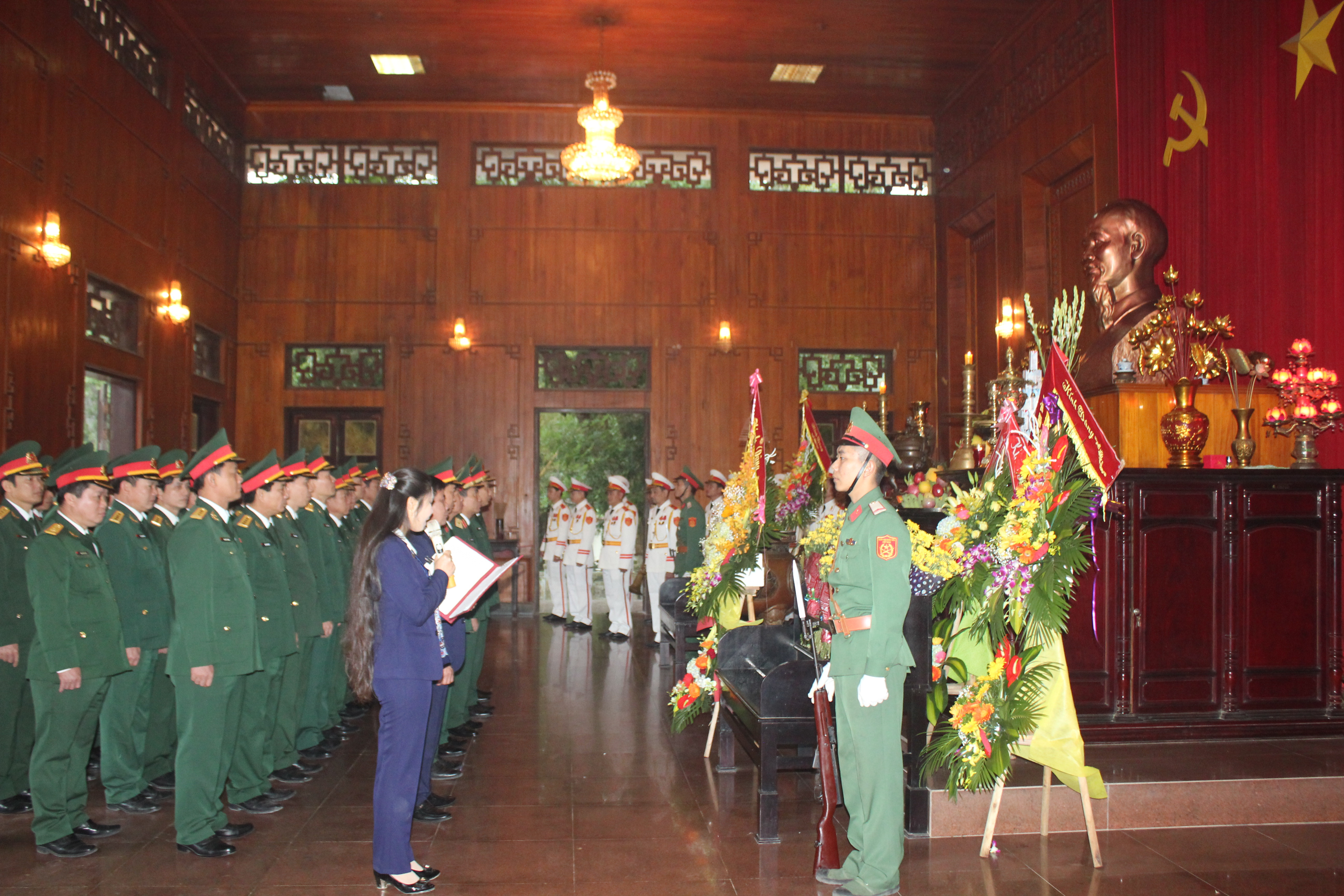 Bộ Tư lệnh Quân khu 4 dâng hoa, thắp hương tại Khu Di tích Kim Liên (Nam Đàn). Ảnh: Trần Dũng