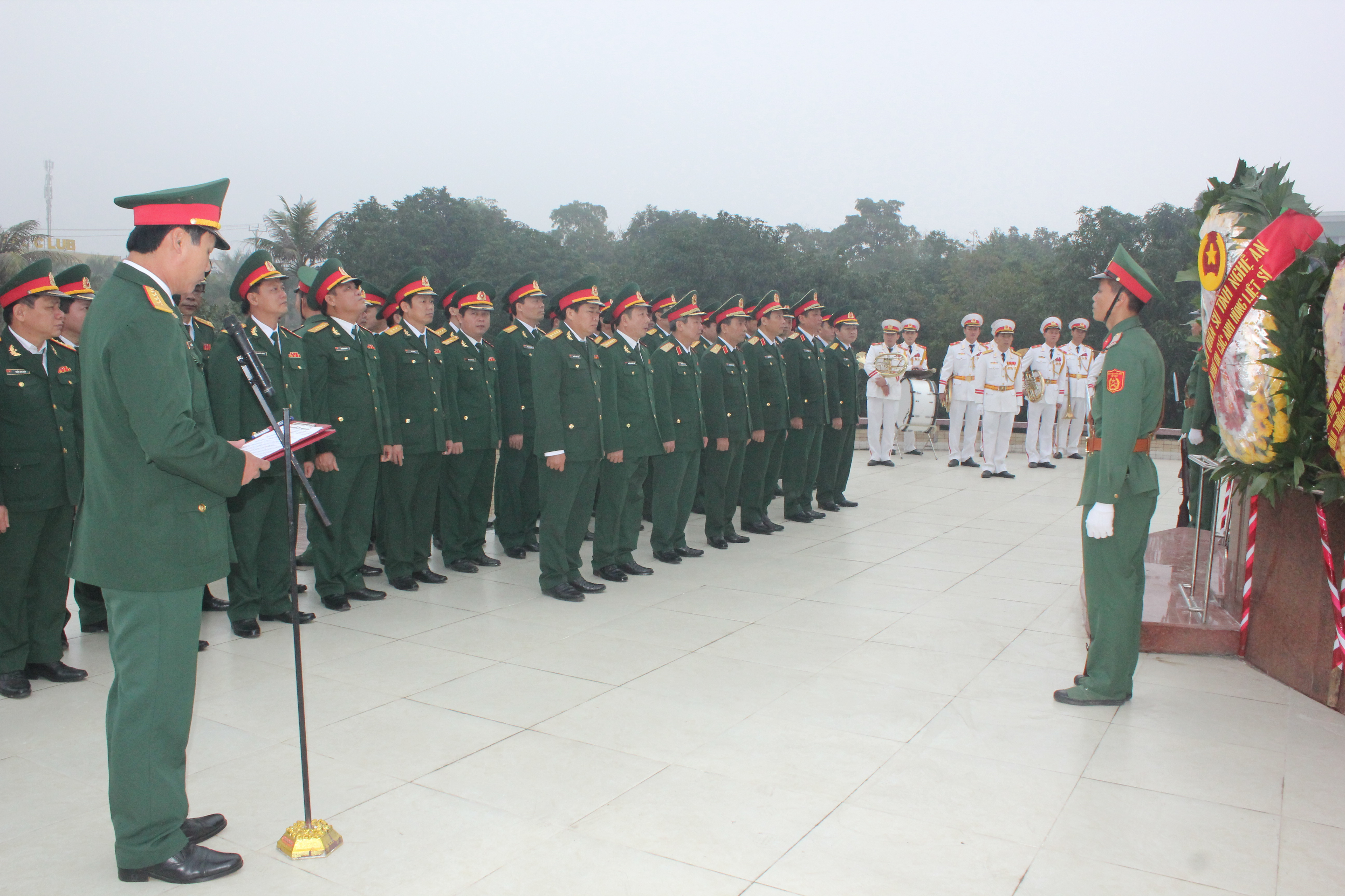 Bộ Tư lệnh Quân khu 4 tổ chức dâng hương tại Nghĩa trang liệt sỹ Thành phố Vinh. Ảnh: Trần Dũng