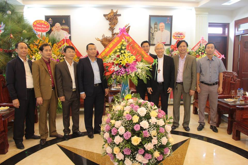Lãnh đạo huyện Nghi Lộc tặng hoa chúc mừng Giáng sinh Tòa giám mục Giáo phận Vinh. Ảnh: Quang Dũng