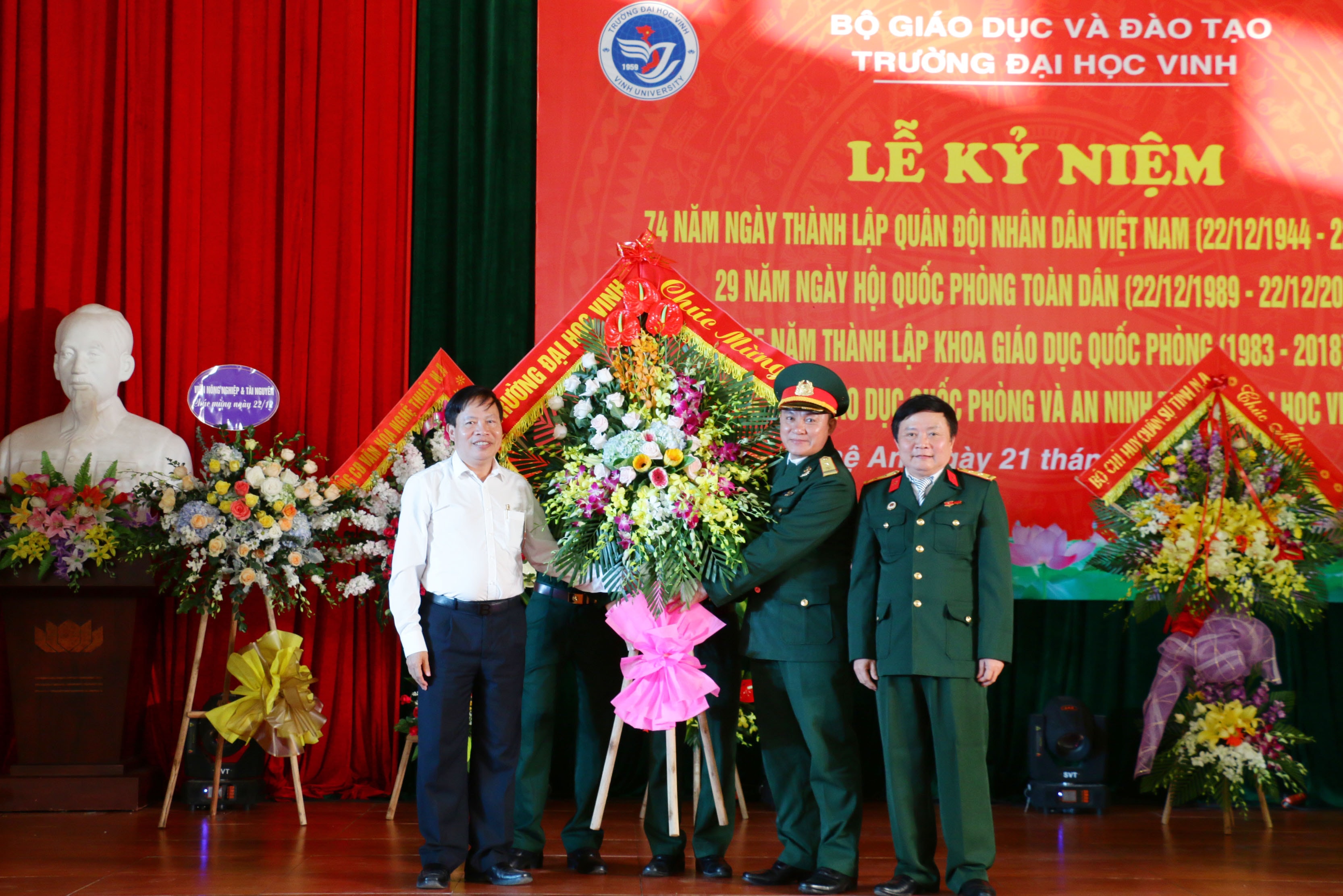 GS.TS Đinh Xuân Khoa hiệu trưởng Trường Đại học Vinh tặng hoa chúc mừng Trung tâm Giáo dục Quốc phòng. Ảnh: Mỹ Hà