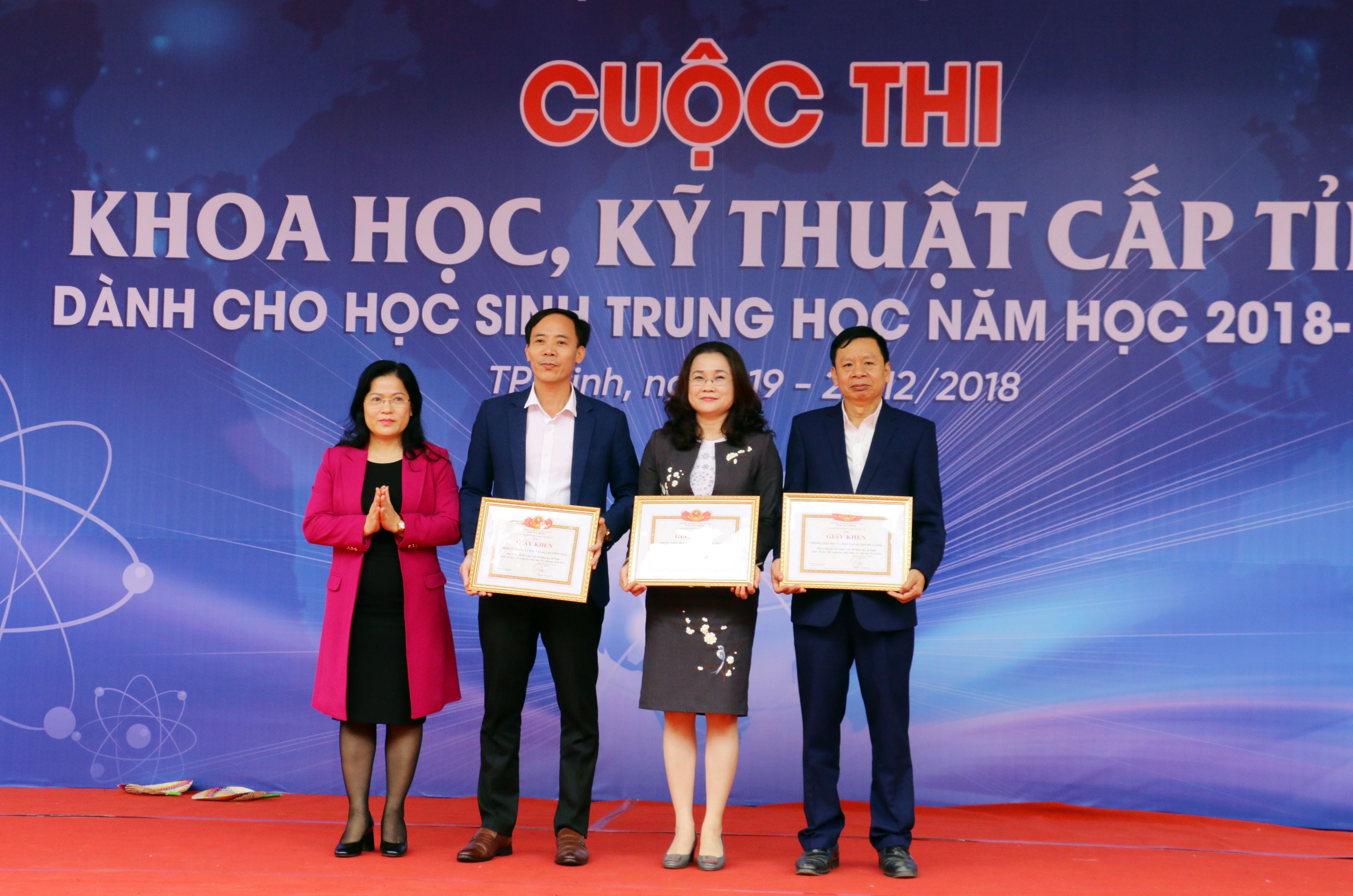 Đồng chí Nguyễn Thị Kim Chi - Giám đốc Sở Giáo dục và Đào tạo trao giải tập thể cho các Phòng Giáo dục và Đào tạo. Ảnh: Mỹ Hà