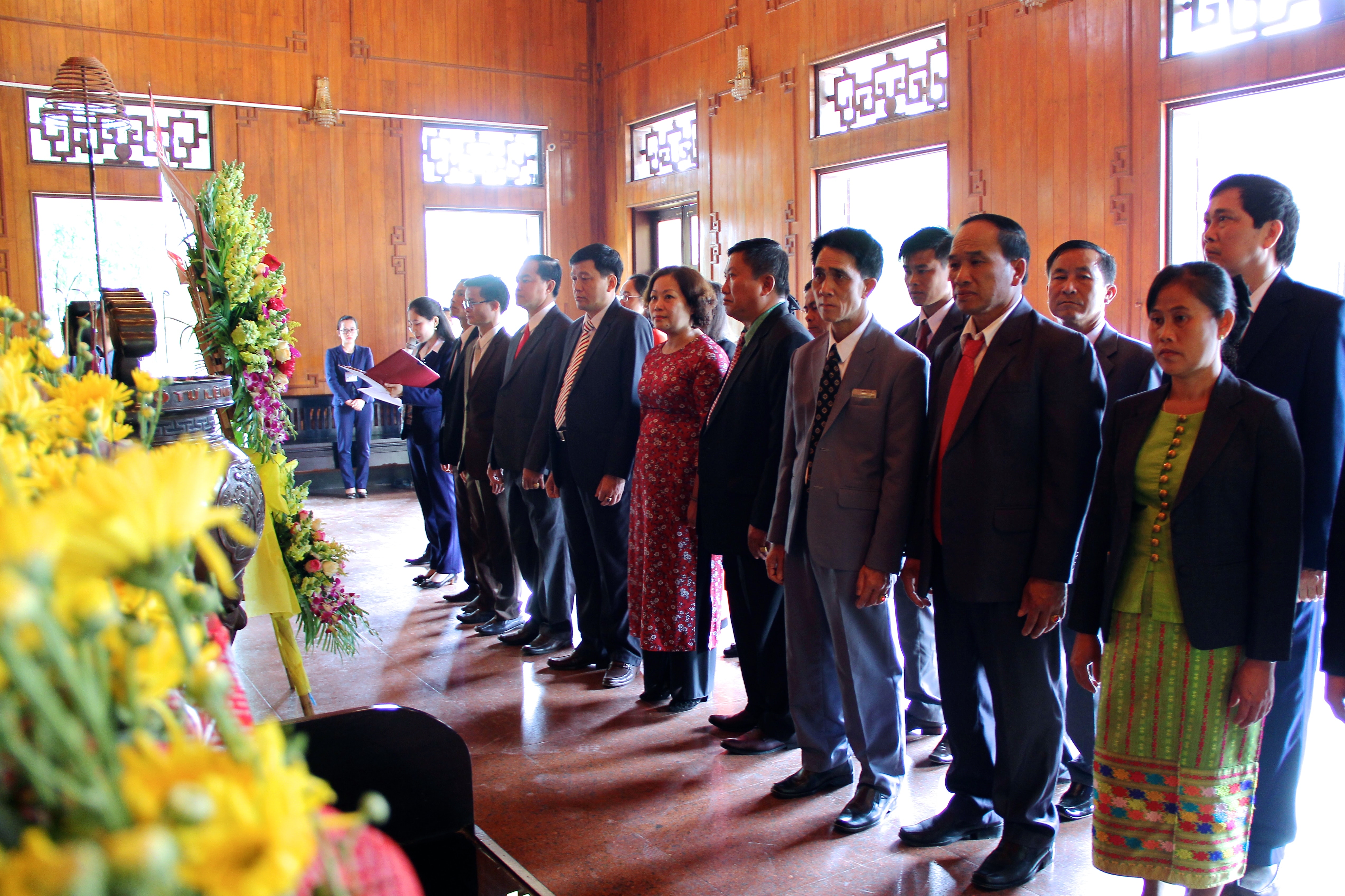 Đoàn đại biểu bày tỏ lòng thành kính trước anh linh Chủ tịch Hồ Chí Minh. Ảnh: Mỹ Nga 