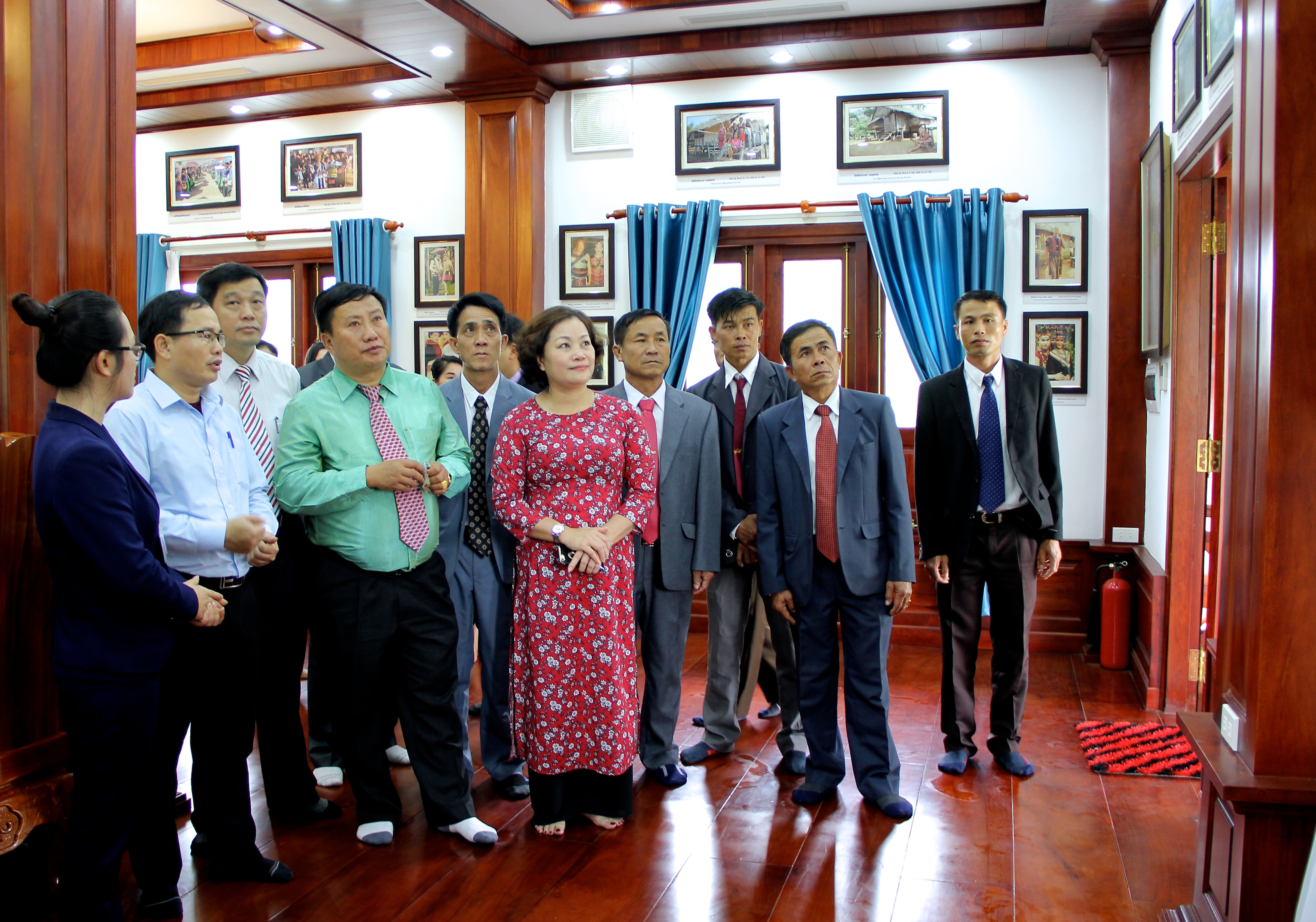 Đoàn công tác thăm và nghe thuyết minh tại nhà sàn kỷ niệm do nước CHDCND Lào tặng Khu Di tích Kim Liên. Ảnh: Mỹ Nga 