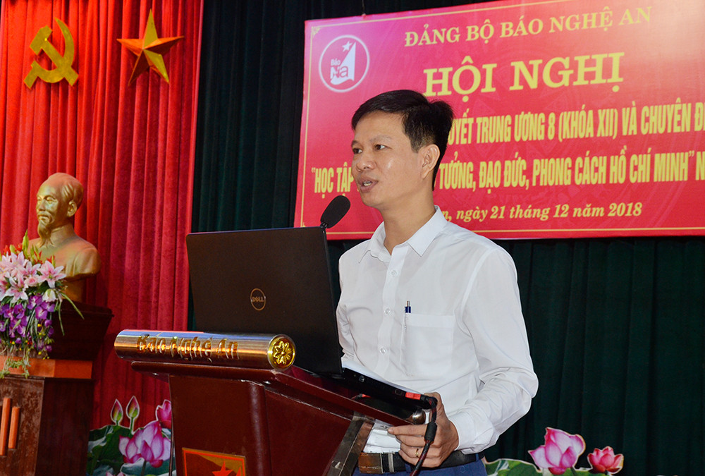 Đồng chí Nguyễn Quốc Đạt cán bộ Ban Tuyên giáo Đảng ủy Khối các cơ quan tỉnh truyền đạt các nội dung của Nghị quyết Trung ương 8. Ảnh: Thanh Lê