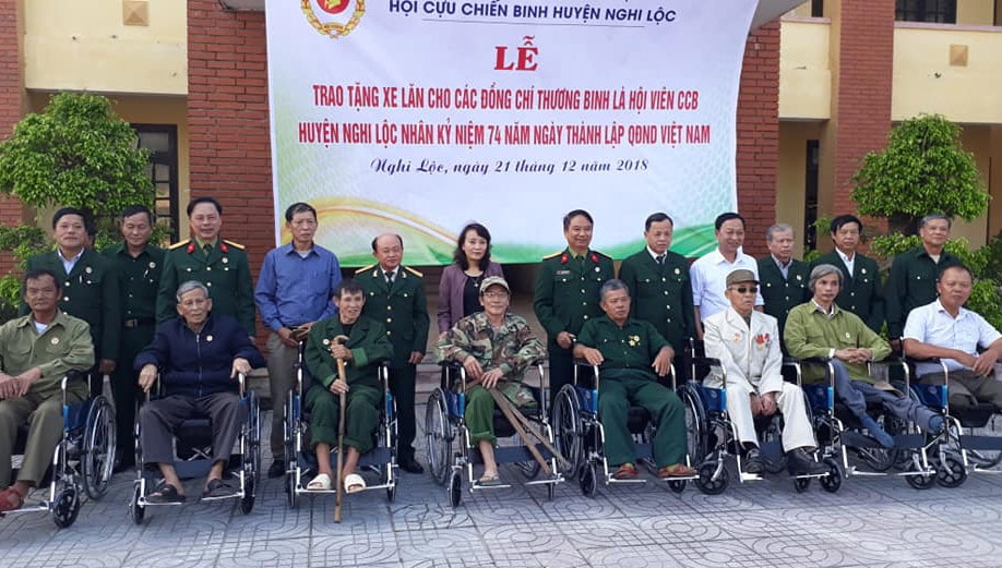 Trao xe lăn cho 25 đồng chí thương bệnh binh tại Nghi Lộc