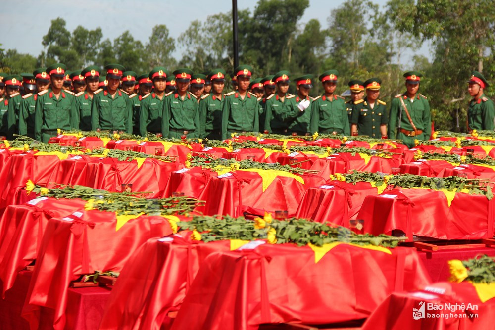 Các hài cốt là quân tình nguyện, chuyên gia Việt Nam hy sinh ở Lào được quy tập về Nghĩa trang liệt sỹ Nghi Lộc năm 2018. Ảnh: Tiến Hùng