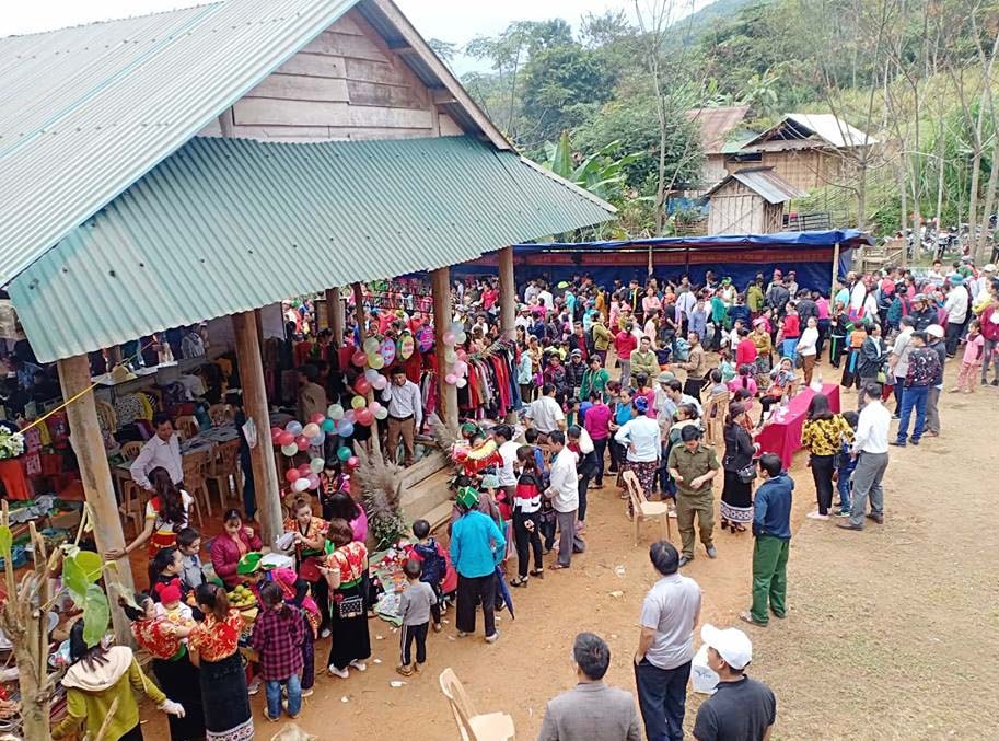 Lần đầu tiên tổ chức nên hội chợ ở xã Nhôn Mai đã thu hút hàng nghìn người đến tham gia mua, bán và trao đổi hàng hóa. Ảnh: Đình Tuân