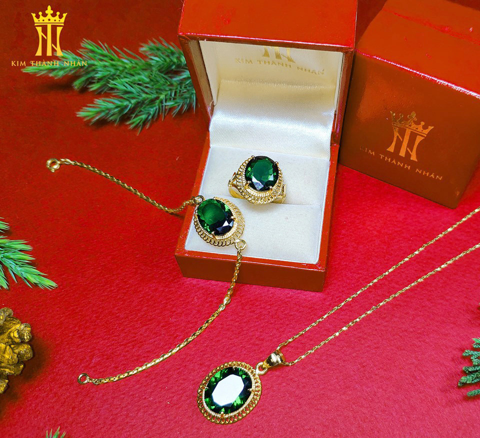 Bộ trang sức màu xanh lục chủ đạo của mùa Giáng sinh, được biến tấu mới lạ là một trong những điểm nhấn ấn  tượng trong bộ sưu tập trang sức mùa lễ hội 2018 của Kim Thành Nhân. 