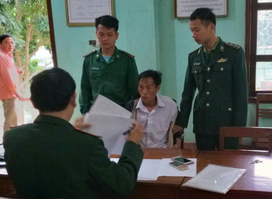 Lực lượng chức năng lấy lời khai của đối tượng. Ảnh: Hải Thượng