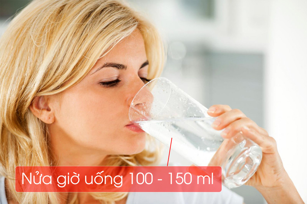 Theo các chuyên gia, nước cung cấp cho cơ thể từ thức ăn hằng ngày khoảng 20 - 30% nhu cầu và các loại đồ uống khoảng 70 - 80% còn lại. Khi vận động, làm việc, cứ khoảng nửa giờ nên uống 100 - 150 ml nước. 