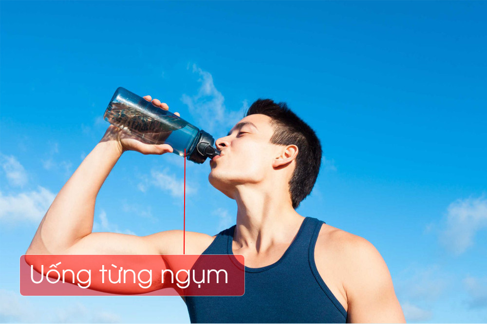 Ngay cả khi khát nước cũng không nên uống quá nhiều một lúc mà cần uống từ từ từng ngụm để cho nước có thời gian thấm qua thành ruột vào mạch máu và thỏa mãn nhu cầu khát của cơ thể.