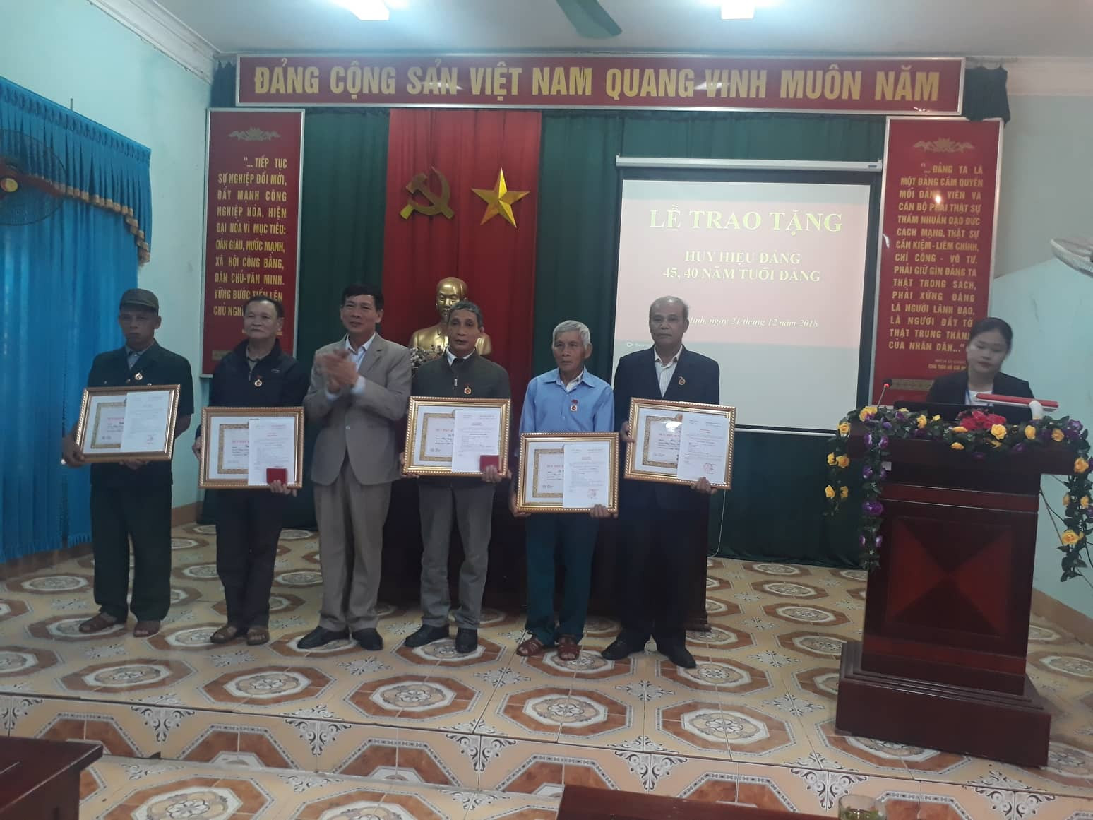 Trao huy hiệu đảng cho 5 đảng viên tại Nghĩa Đàn. Ảnh: Minh Thái 