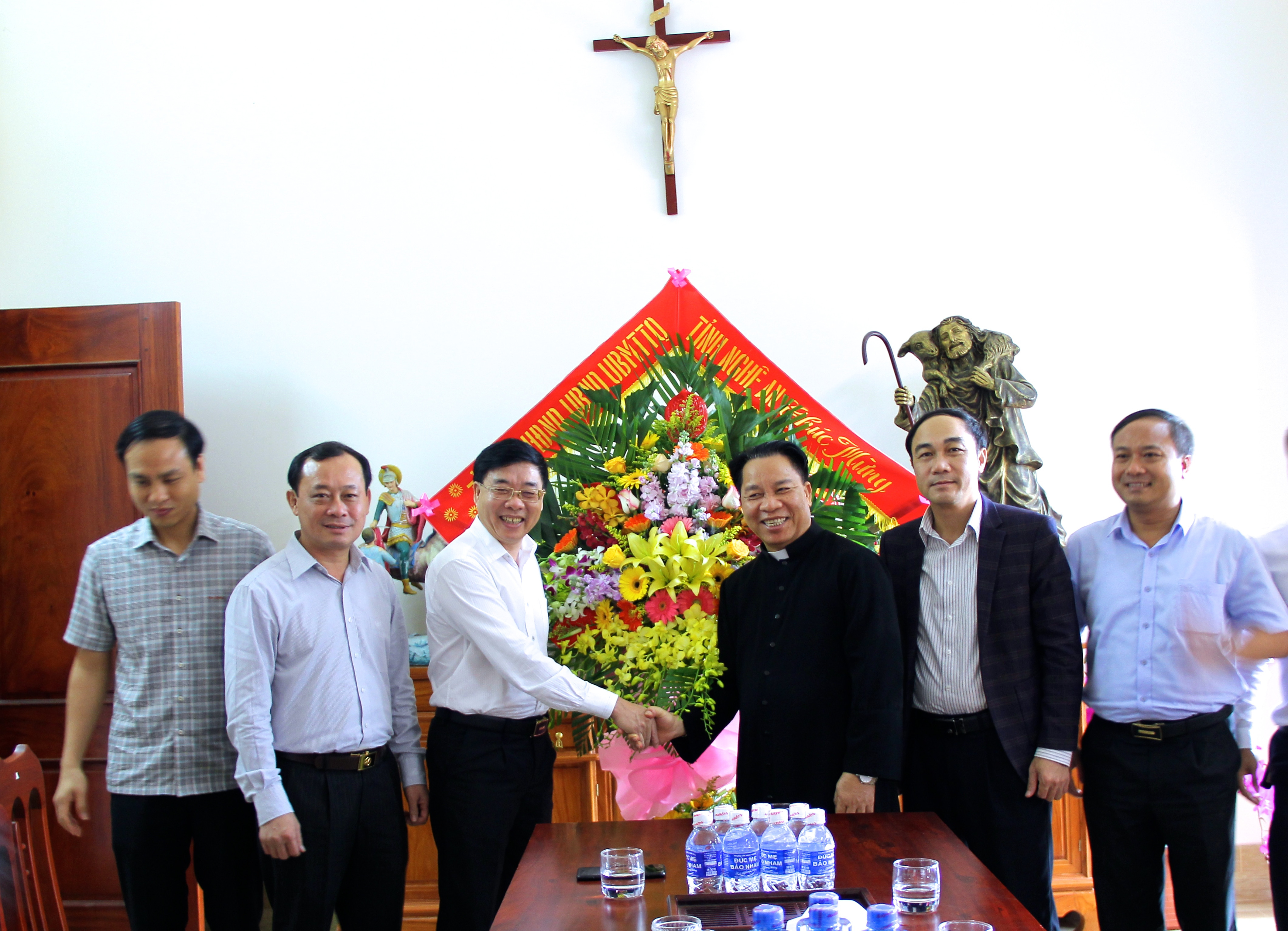 Phó Bí thư Tỉnh ủy Nguyễn Văn Thông cùng đoàn công tác tặng lẵng hoa tươi chúc mừng Giáng sinh tới giáo xứ Bảo Nham. Ảnh: Mỹ Nga