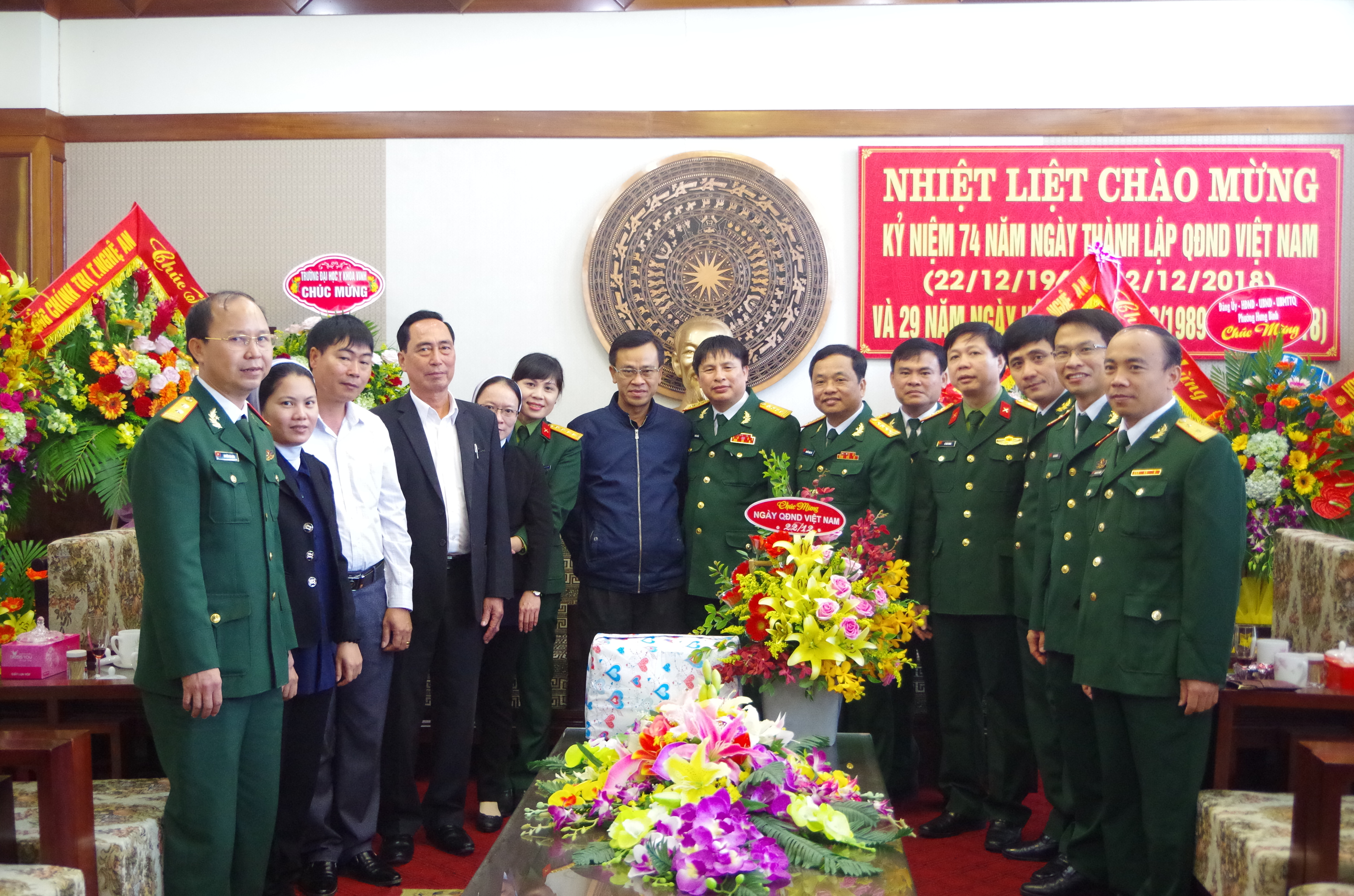 Tặng quà chúc mừng ngày thành lập Quân đội nhân dân Việt Nam
