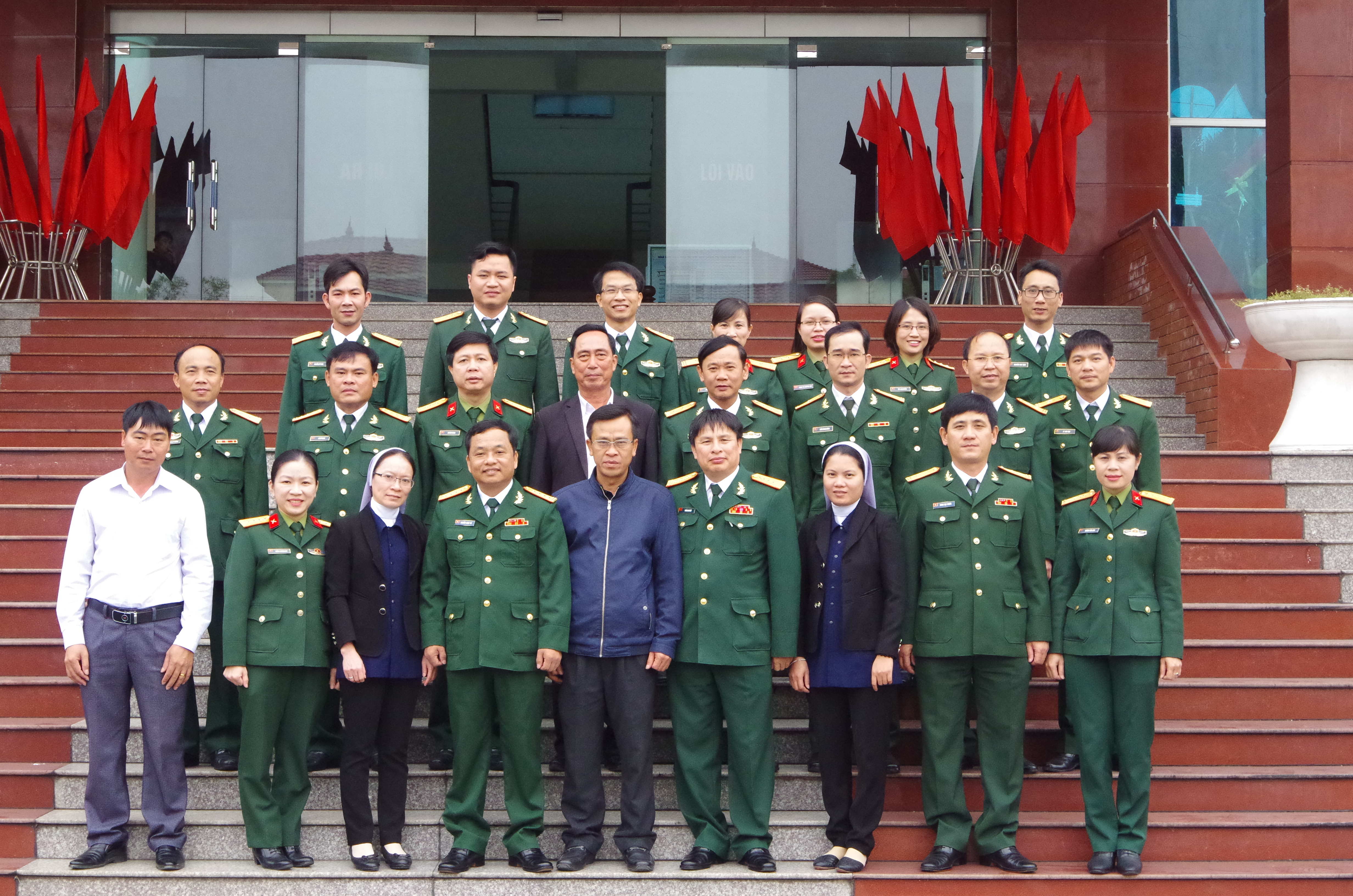 Đoàn công tác Giáo xứ Bố Sơn chụp ảnh lưu niệm với cán bộ, chiến sỹ Bộ CHQS tỉnh Nghệ An