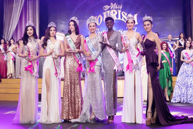 Tân hoa hậu Miss Tourism International (giữa) trong đêm đăng quang /// Ảnh: Tiên Nguyễn