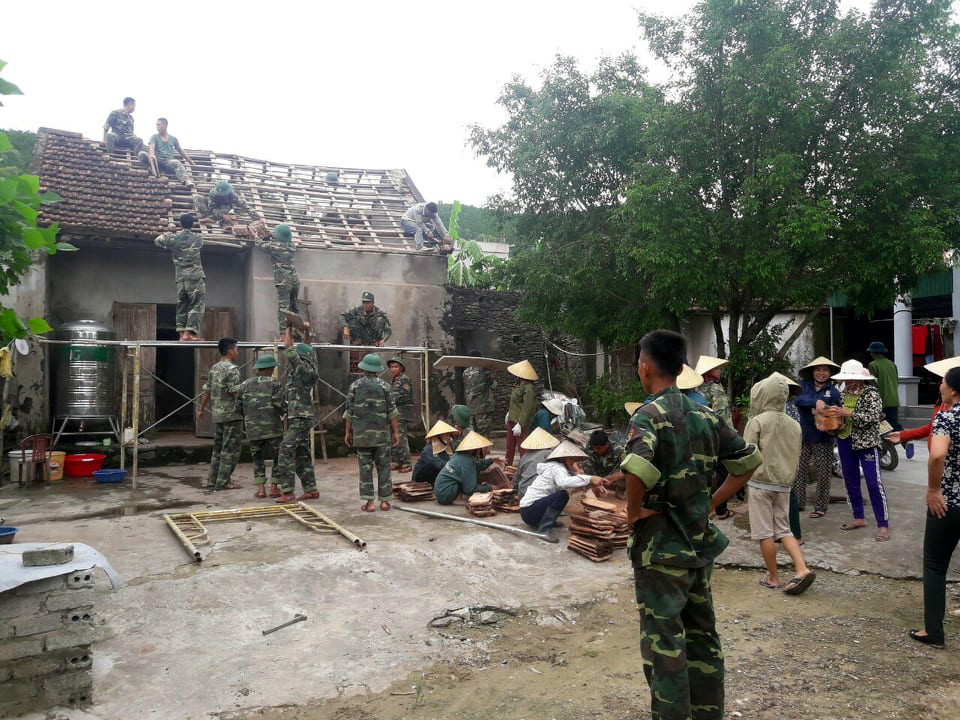 Bộ đội sửa nhà cho gia đình có hoàn cảnh khó khăn ở huyện Nghi Lộc. Ảnh: Tiến Hùng
