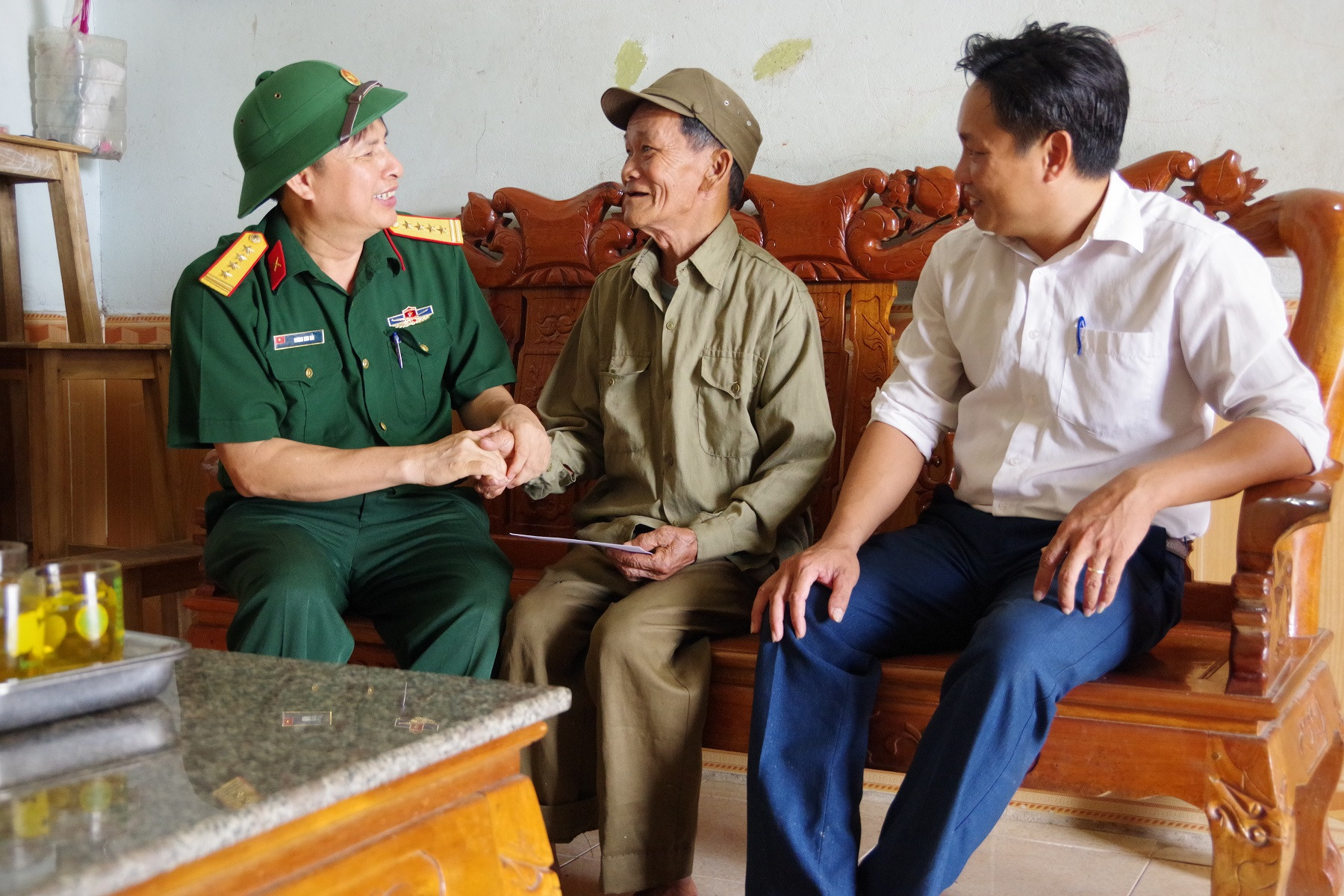 Đại tá Vương Kim Hải thăm, tặng quà gia đình chính sách. Ảnh: Phong Quang