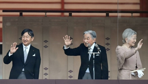 Nhật hoàng Akihito đứng giữa Hoàng hậu Michiko và Thái tử Naruhito. Ảnh: AFP.