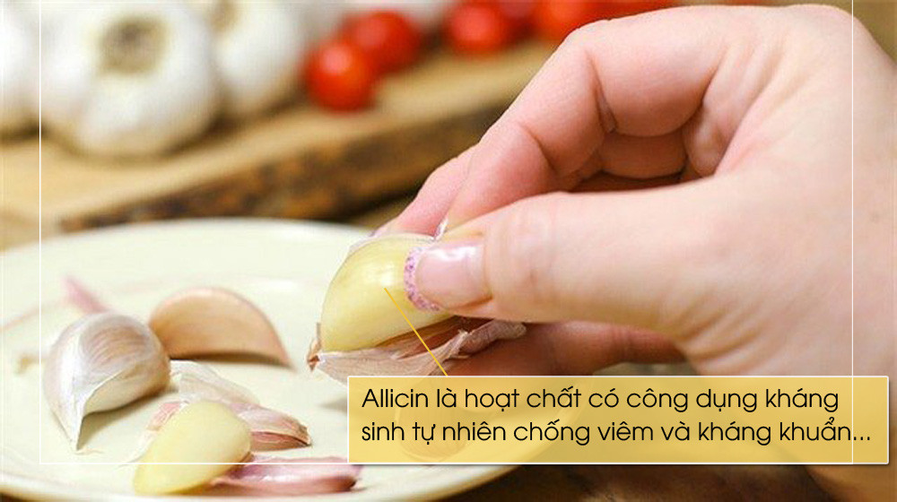  Tỏi tạo ra chất Allicin khi được cắt thành lát hoặc đập dập thành. Allicin là hoạt chất có công dụng kháng sinh tự nhiên chống viêm và kháng khuẩn, hỗ trợ và chữa trị bệnh viêm xoang rất hiệu quả. Trong bữa ăn hàng ngày, bổ sung 1 tép tỏi có thể ngăn ngừa bệnh khi thời tiết lạnh hoặc thời tiết thay đổi.