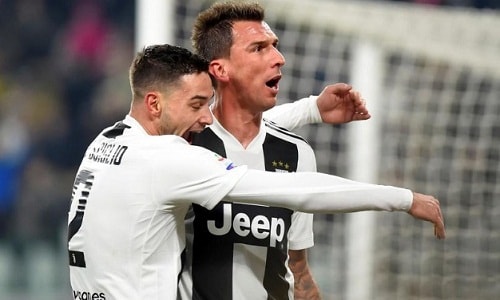 Mandzukic một lần nữa đóng vai người hùng khi ghi bàn mang về chiến thắng cho Juventus. Ảnh: Reuters.