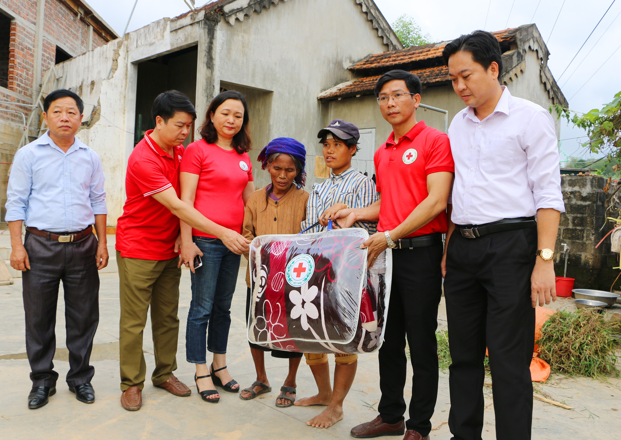 Thăm và trao quà cho bà Nguyễn Thị Lâm là một hộ giáo dân nghèo ở xosm3, bà là 1 trong số 14 hộ giáo dân nghèo hoặc bị bệnh hiểm nghèo ở Kỳ Tân được trao quà nhân lễ Giáng sinh. Ảnh: Nguyễn Hải