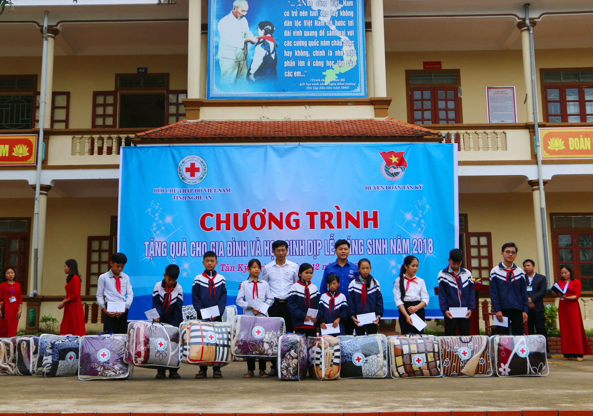 Trao quà cho các học sinh nghèo vượt khó Trường THCS xã Kỳ Tân. Ảnh: Nguyễn Hải