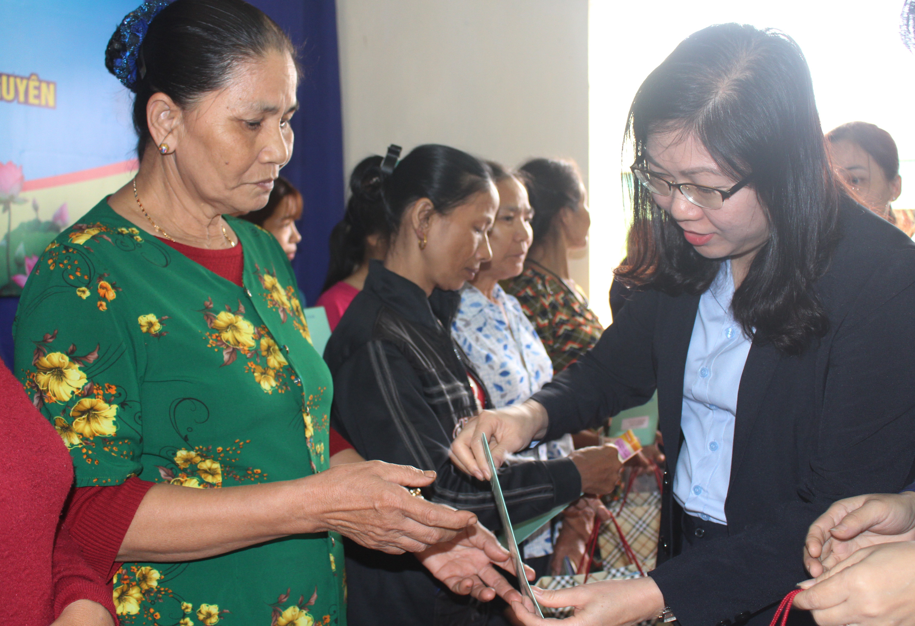 Bà Lê Thị Dung - Phó Giám đốc BHXH tỉnh trao sổ BHXH tự nguyện cho bà con. Ảnh: Phước Anh