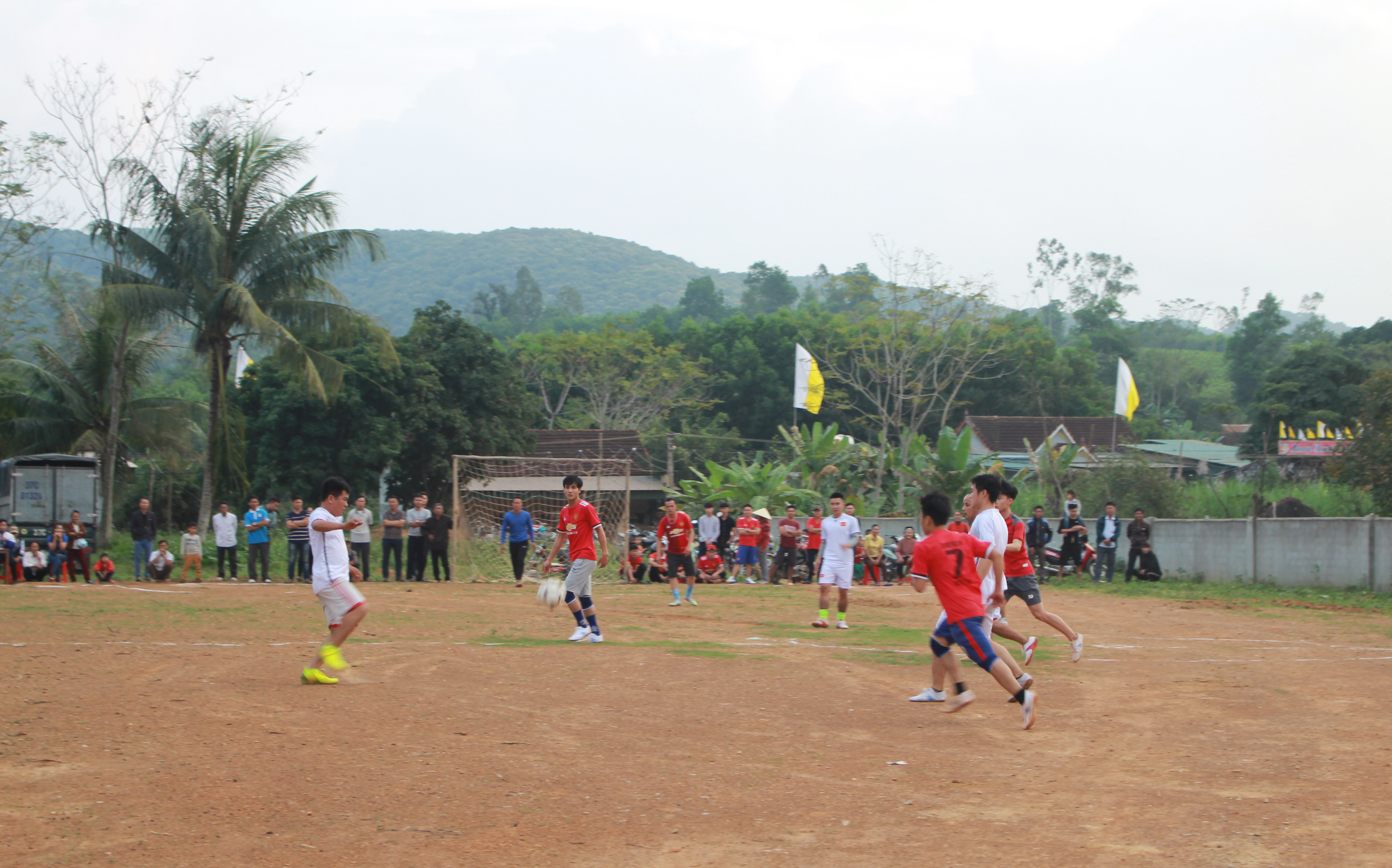 Hoạt động giao lưu bóng đá với giới trẻ giáo xứ Hậu Thành thu hút được đông đảo bà con tham gia cổ vũ. Ảnh: Phương Thúy