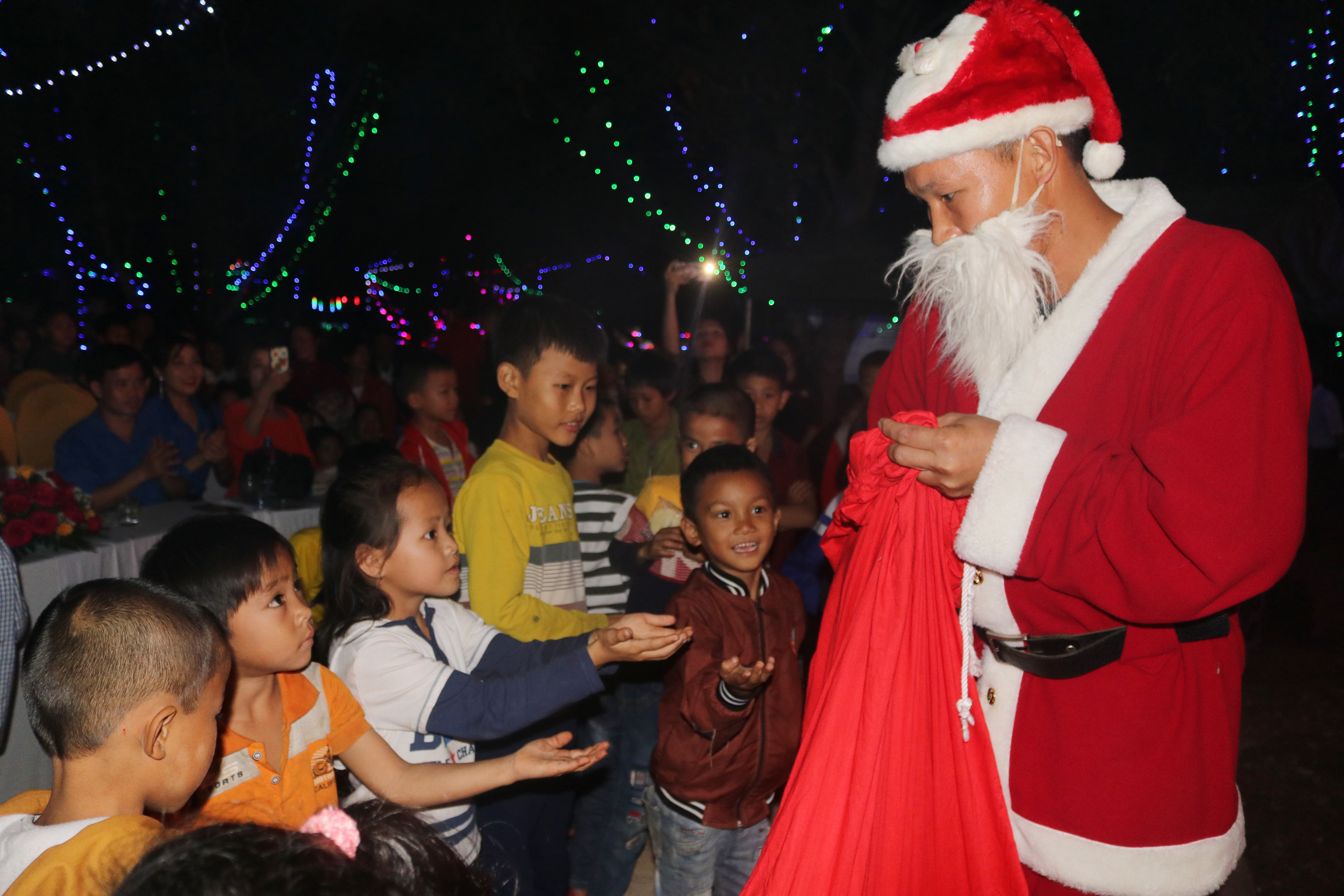 Tại đêm hội, các bạn nhỏ được ông già Noel phát quà  tại Giáo xứ Hậu Thành. Ảnh: Phương Thúy