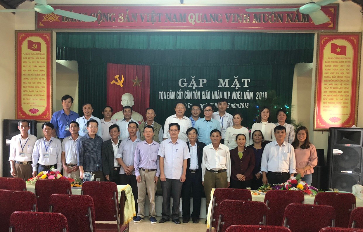 Lãnh đạo thị xã Hoàng Mai dự buổi tọa đàm gặp mặt cốt cán tôn giáo tại xã Quỳnh Trang. Ảnh: Nguyễn Vân