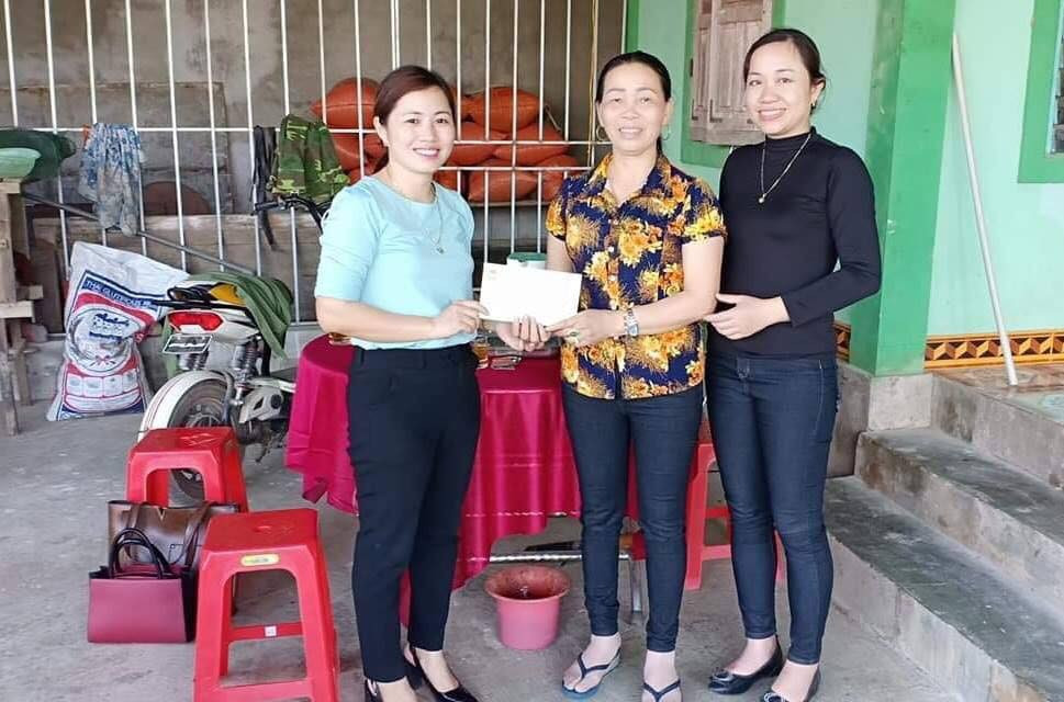 Trao quà cho giáo dân Nguyễn Thị Hường ở xóm 4 xã Nghĩa Trung. Ảnh: Minh Thái