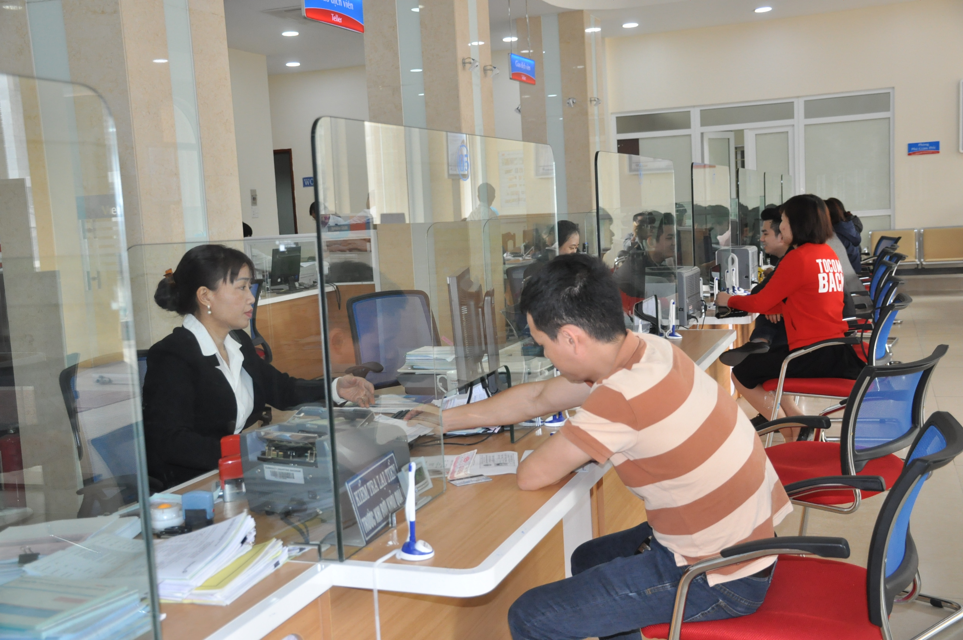 khách hàng giao dịch vay vốn tại một ngân hàng trên địa bàn Thành phố Vinh. Ảnh Việt Phương 