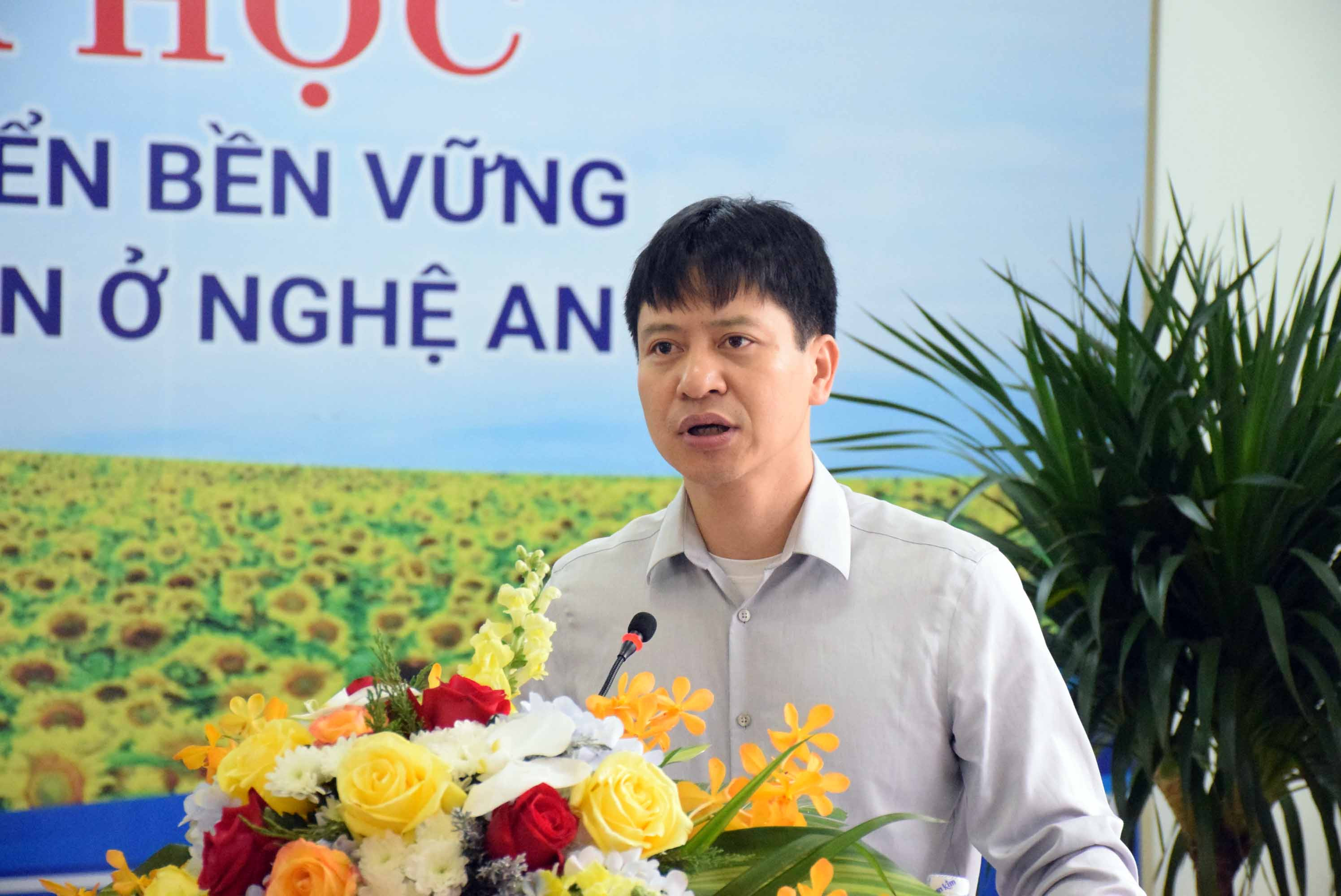 Ông Hồ Xuân Hùng - Chủ tịch Tổng Hội NN-PTNT Việt Nam tham luận tại hội nghị