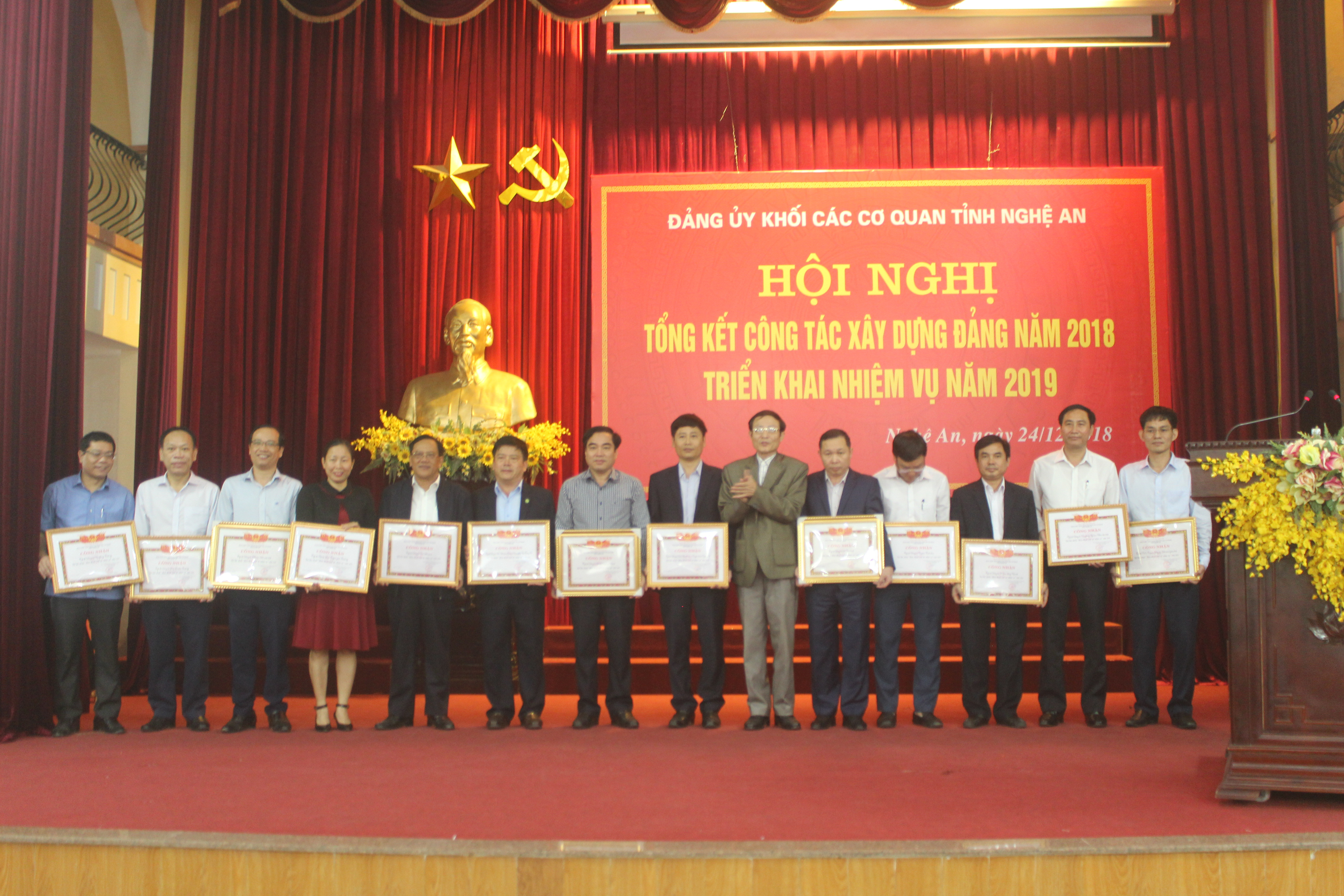Đồng chí Hoàng Văn Nhiên trao giấy khen cho các đơn vị xuất sắc. Ảnh: Quốc Đạt