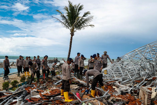 Cảnh sát tìm kiếm nạn nhân tại tỉnh Banten trên đảo Java /// Reuters