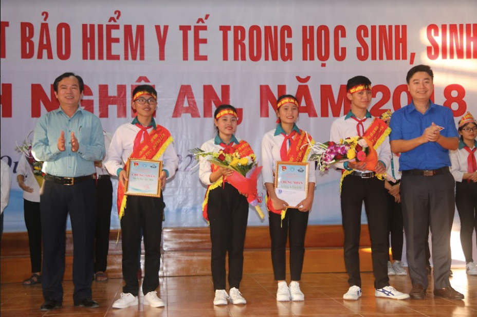 Đại diện lãnh đạo BHXH tỉnh, Tỉnh đoàn Nghệ An trao giải cho các đội đạt giải. Ảnh: P.A