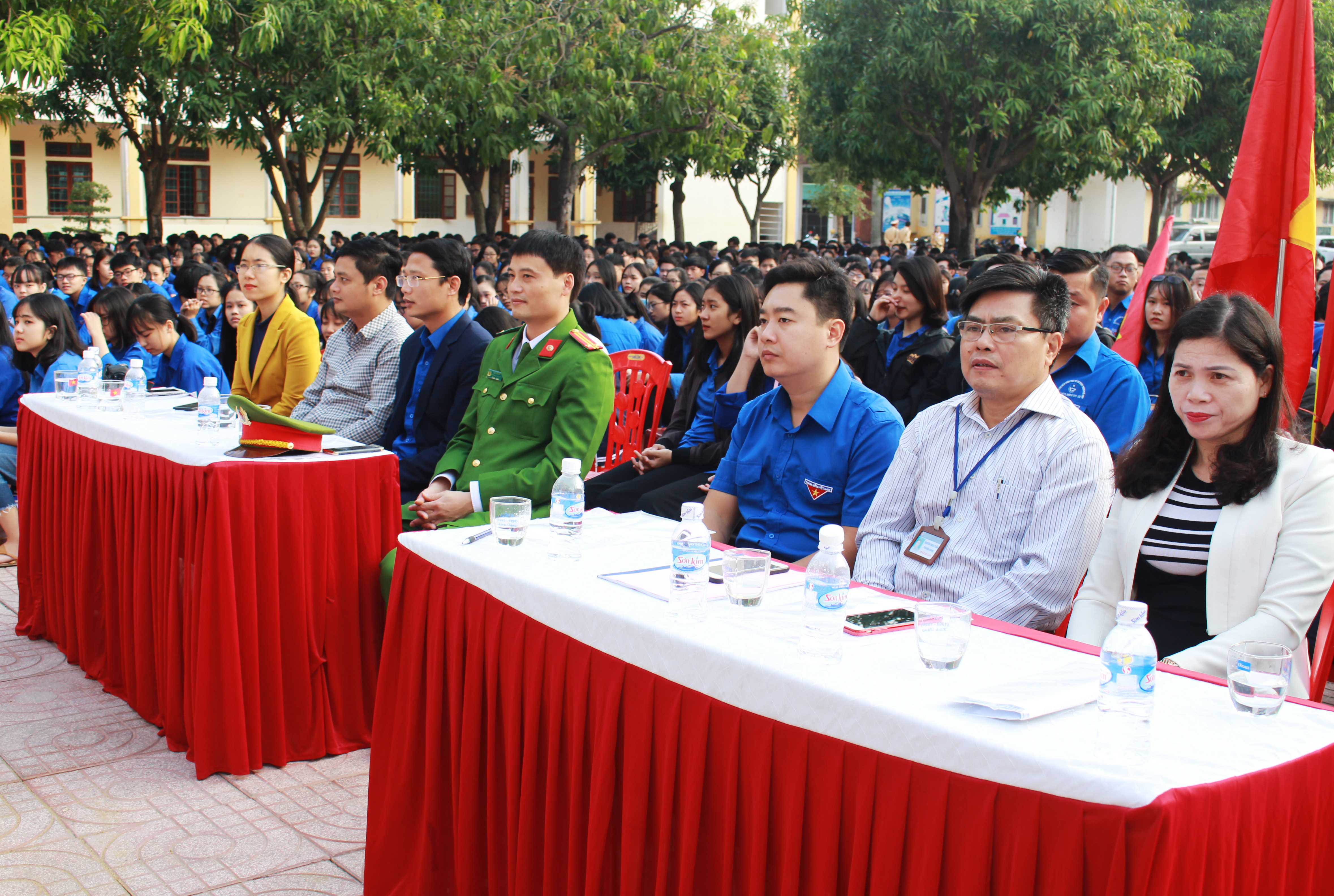 Tham dự buổi lễ có đại diện Tỉnh đoàn; Thành đoàn; Đoàn Công an thành phố Vinh; Ban tuyên giáo Thành phố; Ban giám hiệu, giáo viên và hơn 1.700 đoàn viên, thanh niên trường THPT Huỳnh Thúc Khánh. 