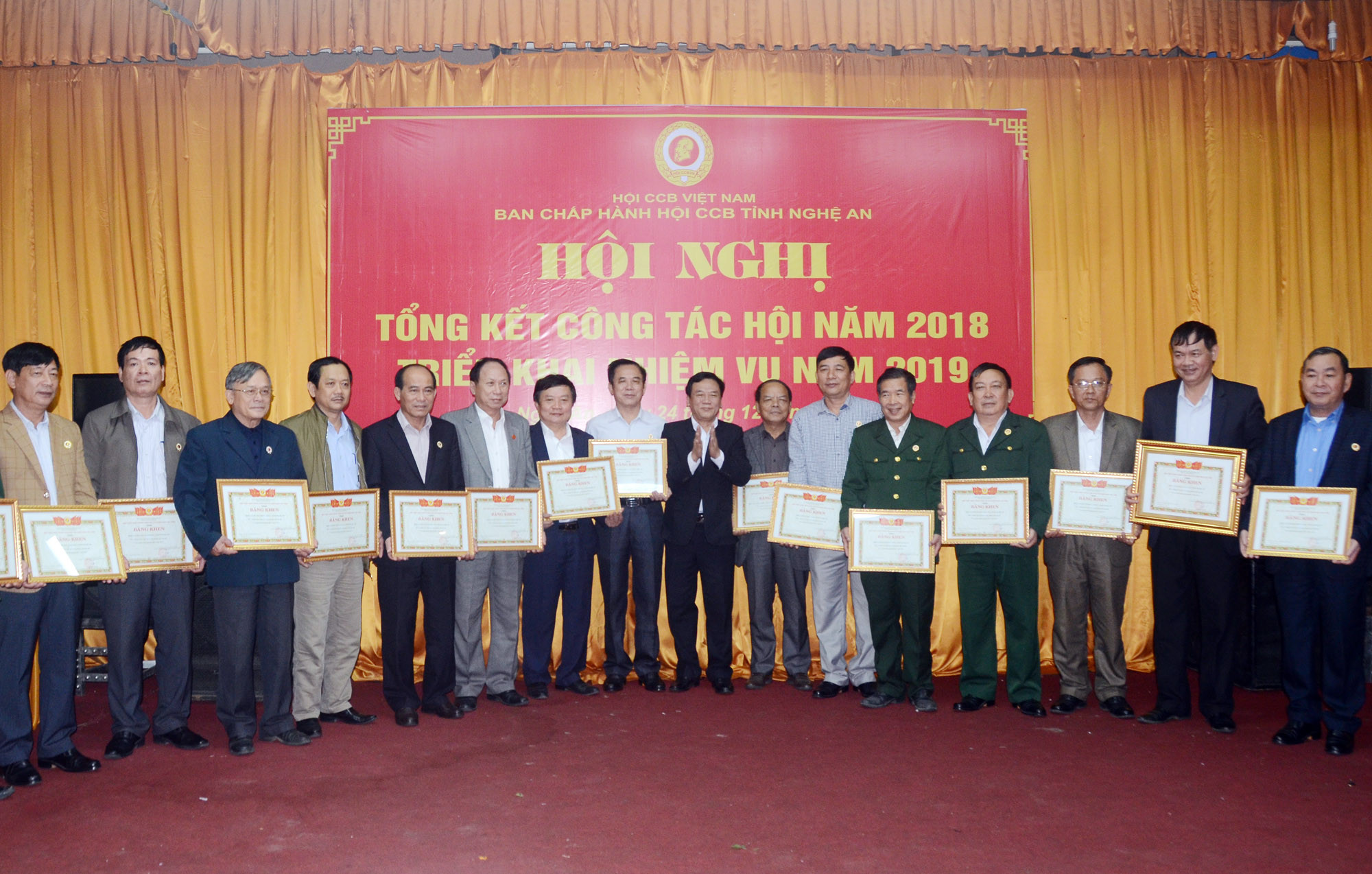 Tặng bằng khen của Hội Cựu chiến binh Việt Nam cho 17 tập thể. Ảnh: Thành Chung