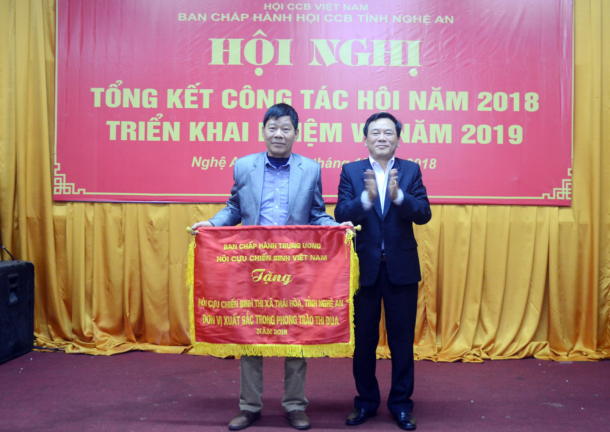 Trao cờ thi đua xuất sắc của Hội Cựu chiến binh Việt Nam cho 6 hội cơ sở thuộc Hội Cựu chiến binh tỉnh Nghệ An. Ảnh: Thành Chung