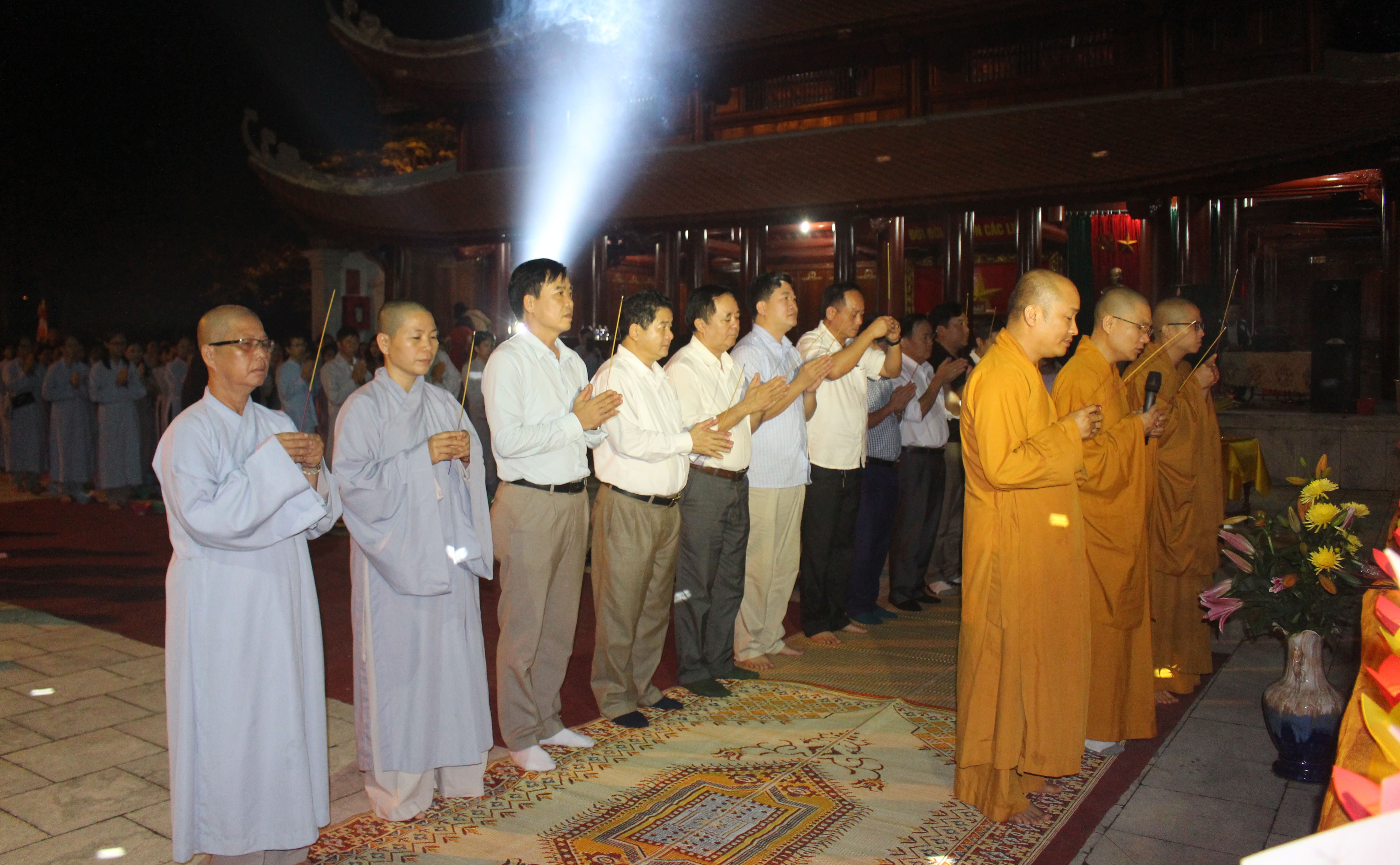 Nhân lễ Vía Đức Phật A Di Đà, phật giáo huyện Anh Sơn đã cùng lãnh đạo huyện Anh Sơn trang nghiêm, thành kính tổ chức lễ dâng hương cầu nguyện cho thế giới hòa bình, chúng sinh an lạc, âm siêu, dương thái